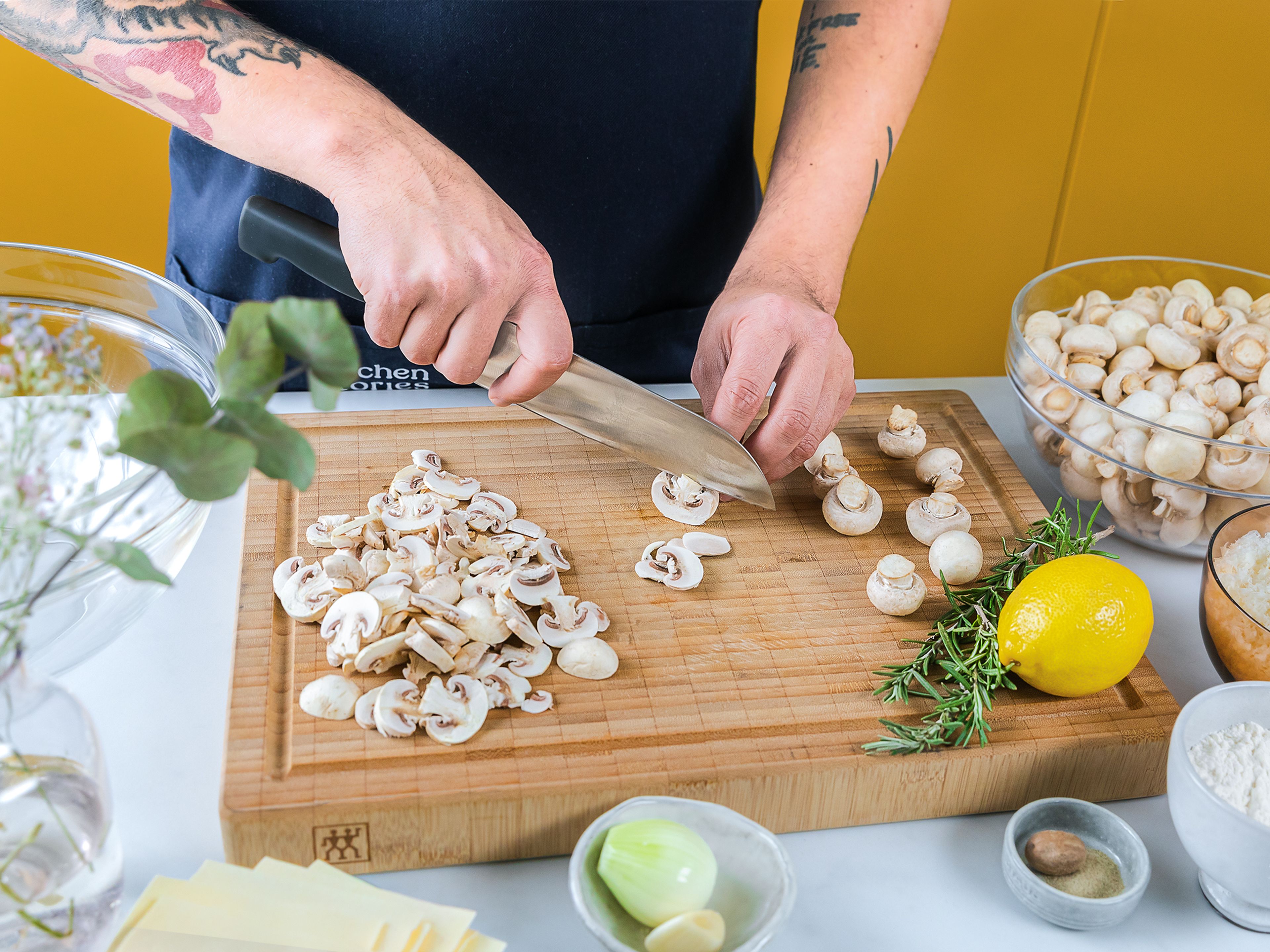 Clean and slice the mushrooms. Peel and chop garlic and onion. Pluck rosemary leaves from stems and finely chop.