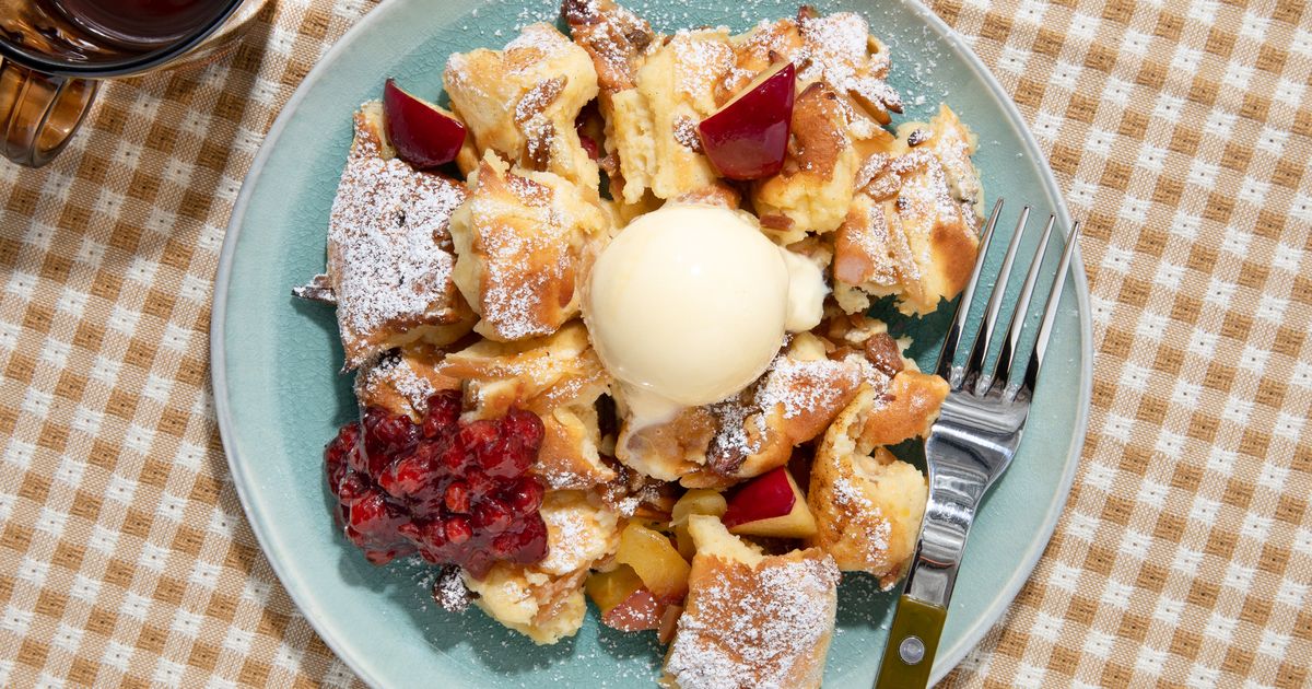 Fluffiger Kaiserschmarrn mit Sauerrahm und Apfel | Rezept | Kitchen Stories