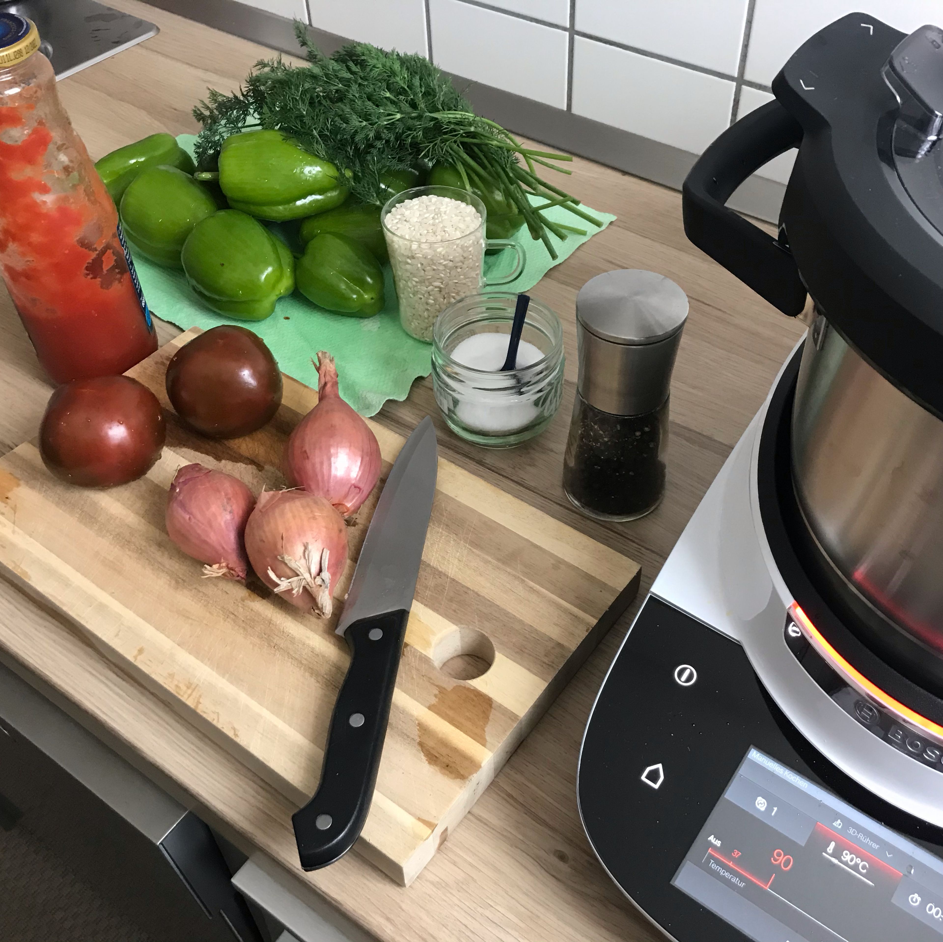 Paprikas, Tomaten und Dill waschen, den Reis mit reichlich viel Wasser waschen und abtropfen lassen. Die Zwiebeln schälen.