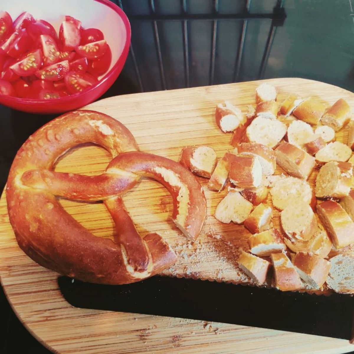 Brezen-Salat mit Bergkäse und Senf-Honig-Dressing | Rezept | Kitchen ...