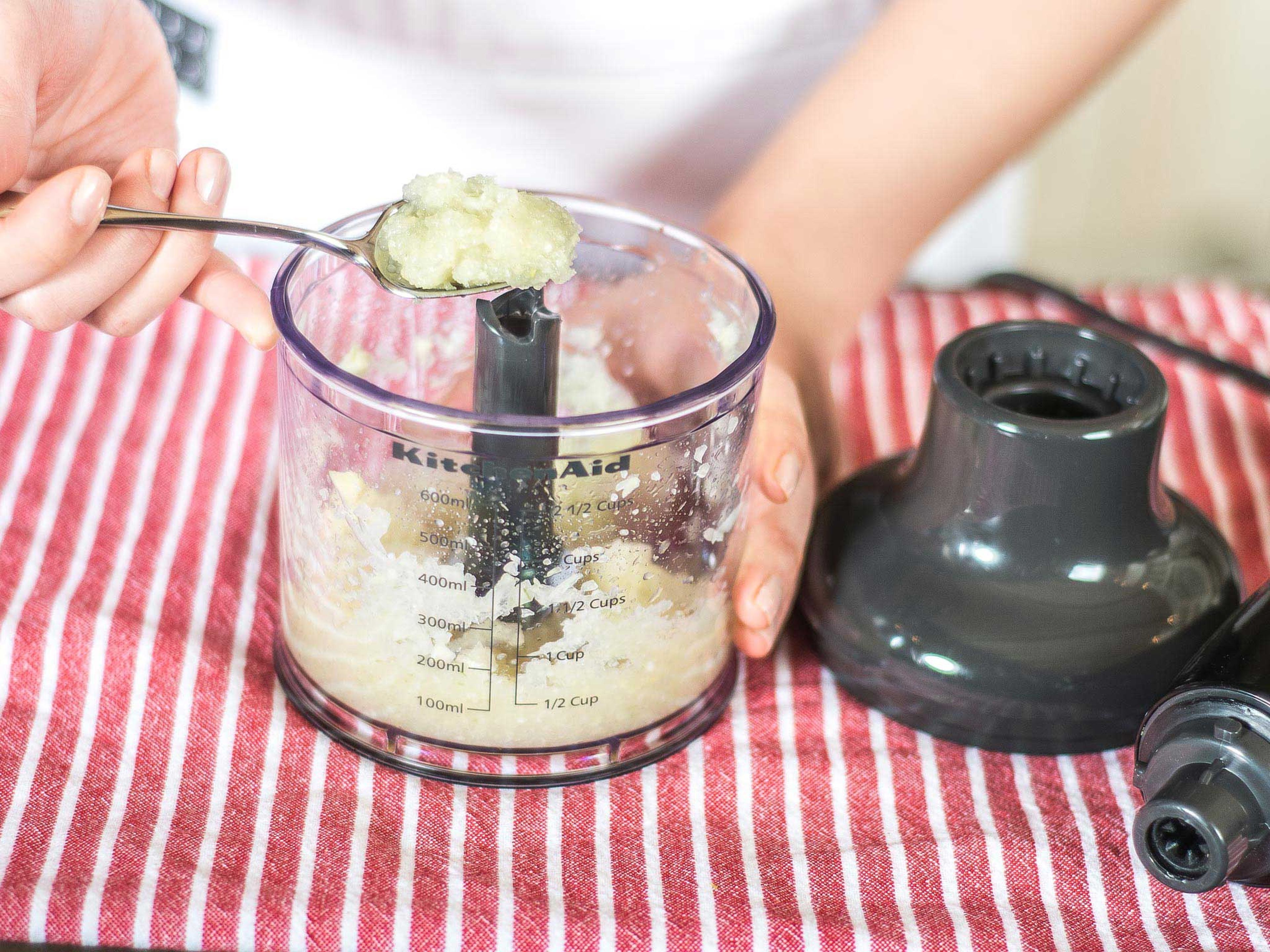 Für die Marinade Ingwer, Knoblauch und Zwiebel in einer Küchenmaschine zu einer feinen Paste verarbeiten.