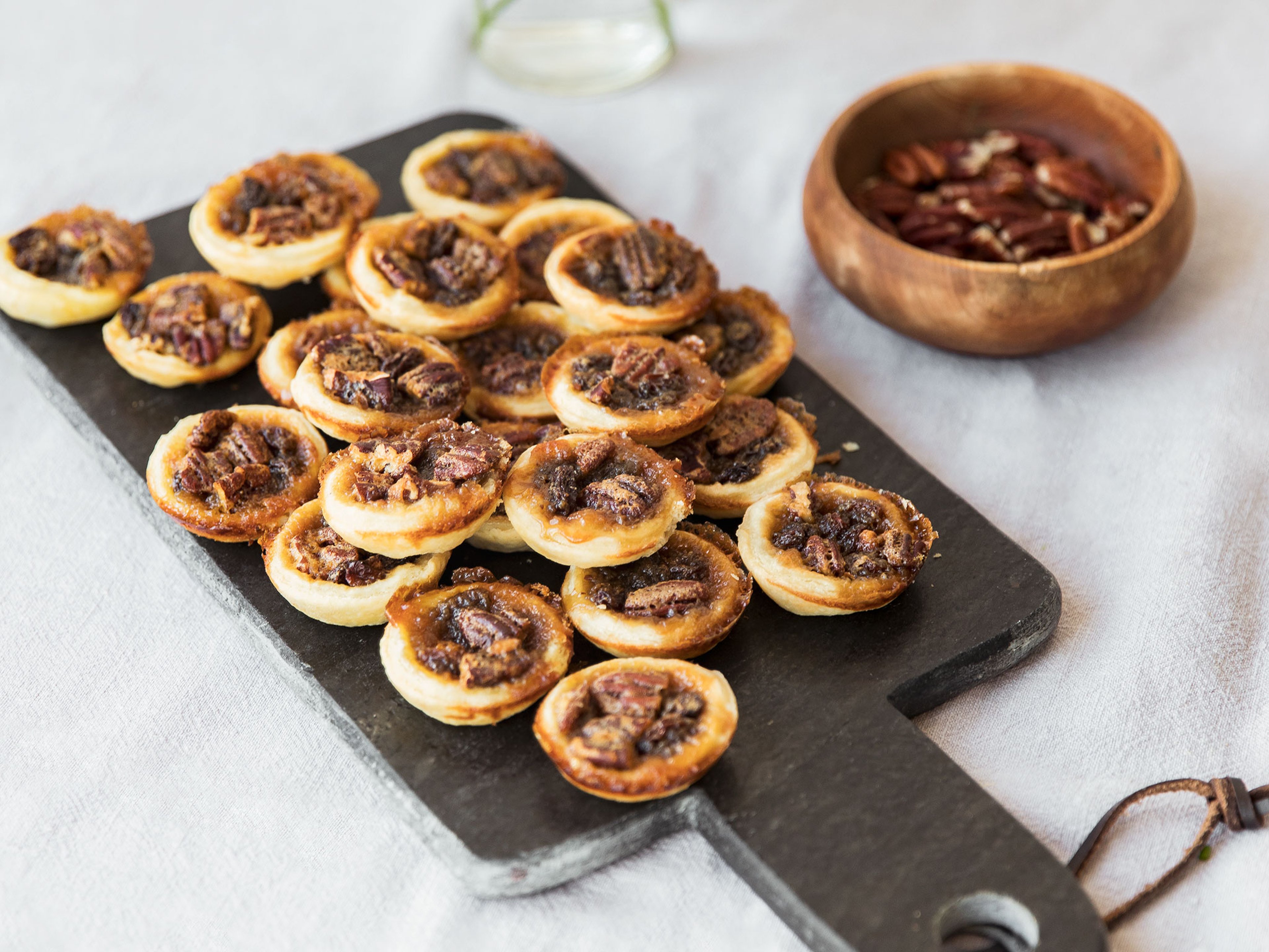 Buttertörtchen mit Pecannüssen und Rosinen