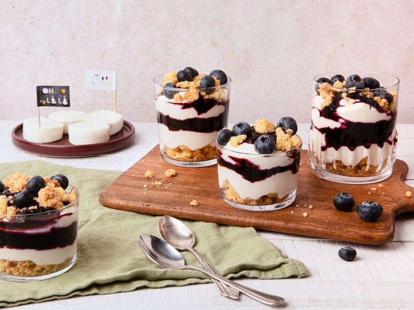 Französische Ziegenkäse-Mousse mit Blaubeeren und Zitronen-Crumble