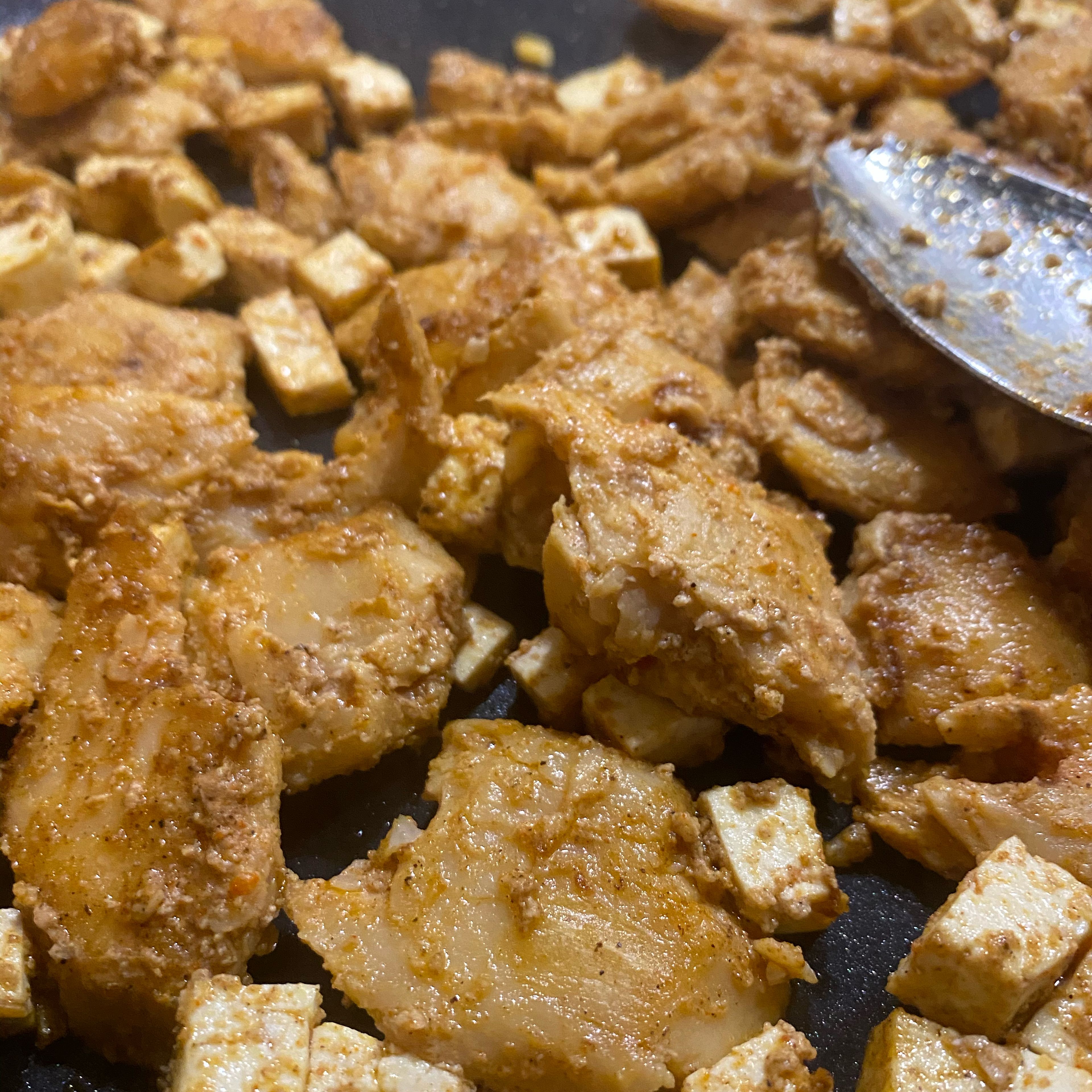 Marinierten Tofu und „Chicken“ in einer Pfanne von beiden Seiten anbraten, bis alles etwas Farbe/Röstaroma bekommen hat. Anschließend in eine Schüssel umfüllen.