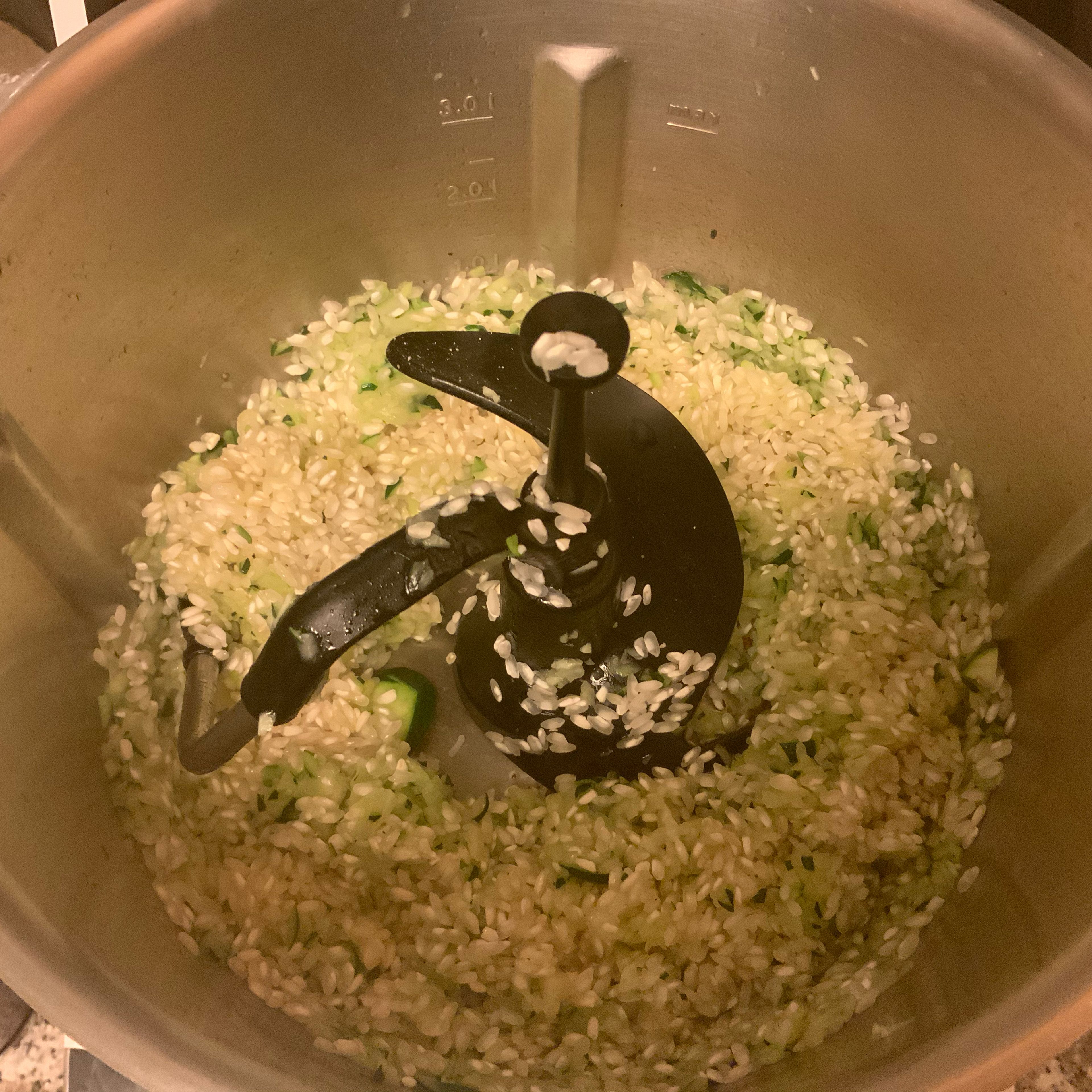 Risottoreis zugeben und anschwitzen. (Cookit 3D-Rührer I 140 Grad I Stufe 2 I 2Min)