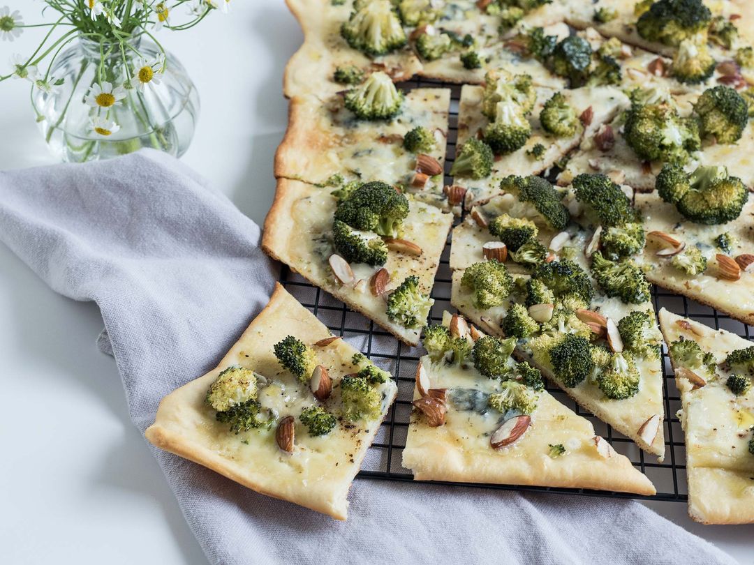 Broccoli and Gorgonzola pizza