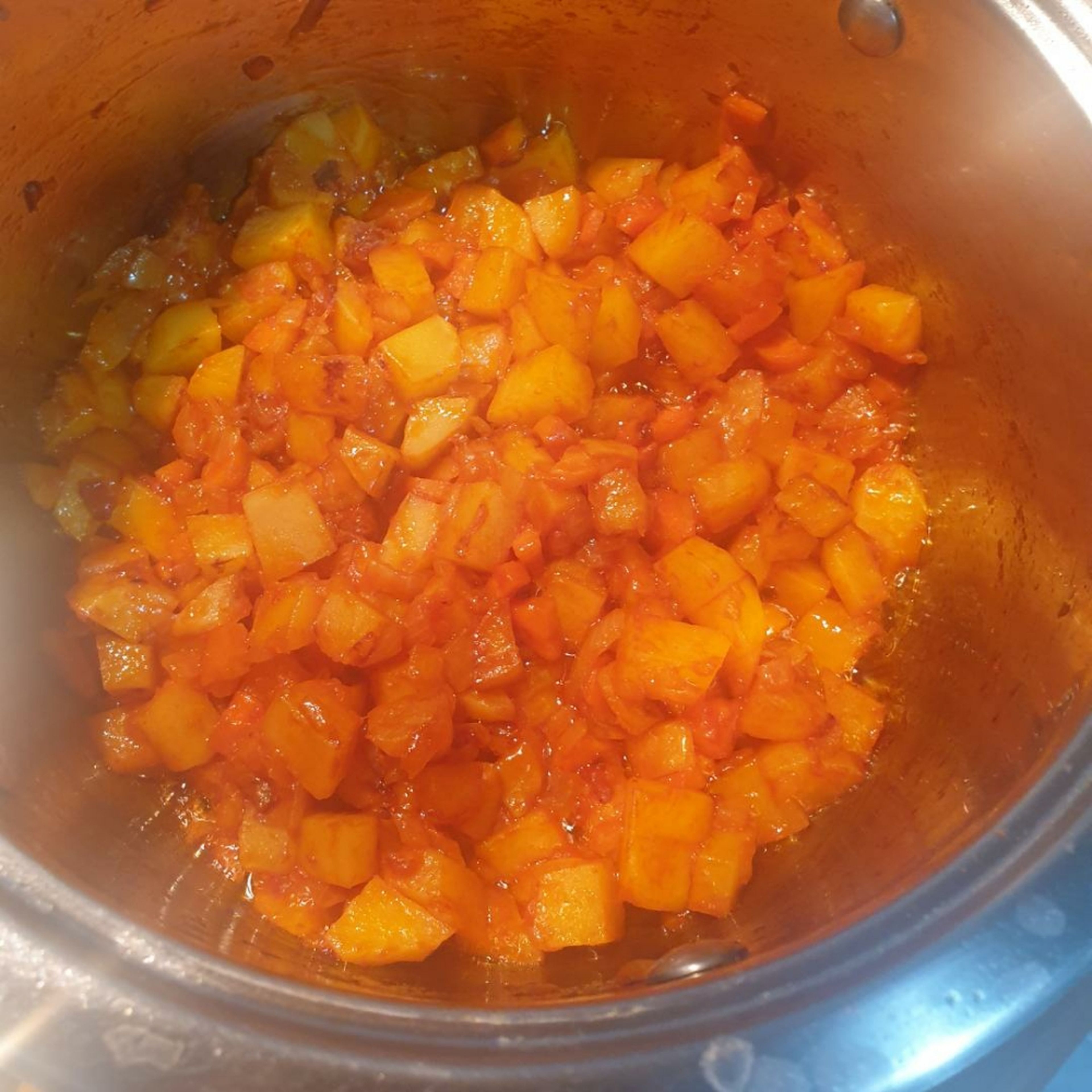 Das Gemüse waschen, schälen und in kleine Würfel schneiden. Nun den Topf bei mittlerer Hitze erhitzen und die Zwiebel in Olivenöl anbraten. Nach etwa 5 Minuten können die Karotten-, Kartoffelwürfel und Tomatenmark hinzugefügt werden. Alles gut salzen und umrühren. Ca 20-30 Minuten bei kleiner/mittlerer Hitze zugedeckt dünsten, bis die Kartoffeln etwas weicher geworden sind.