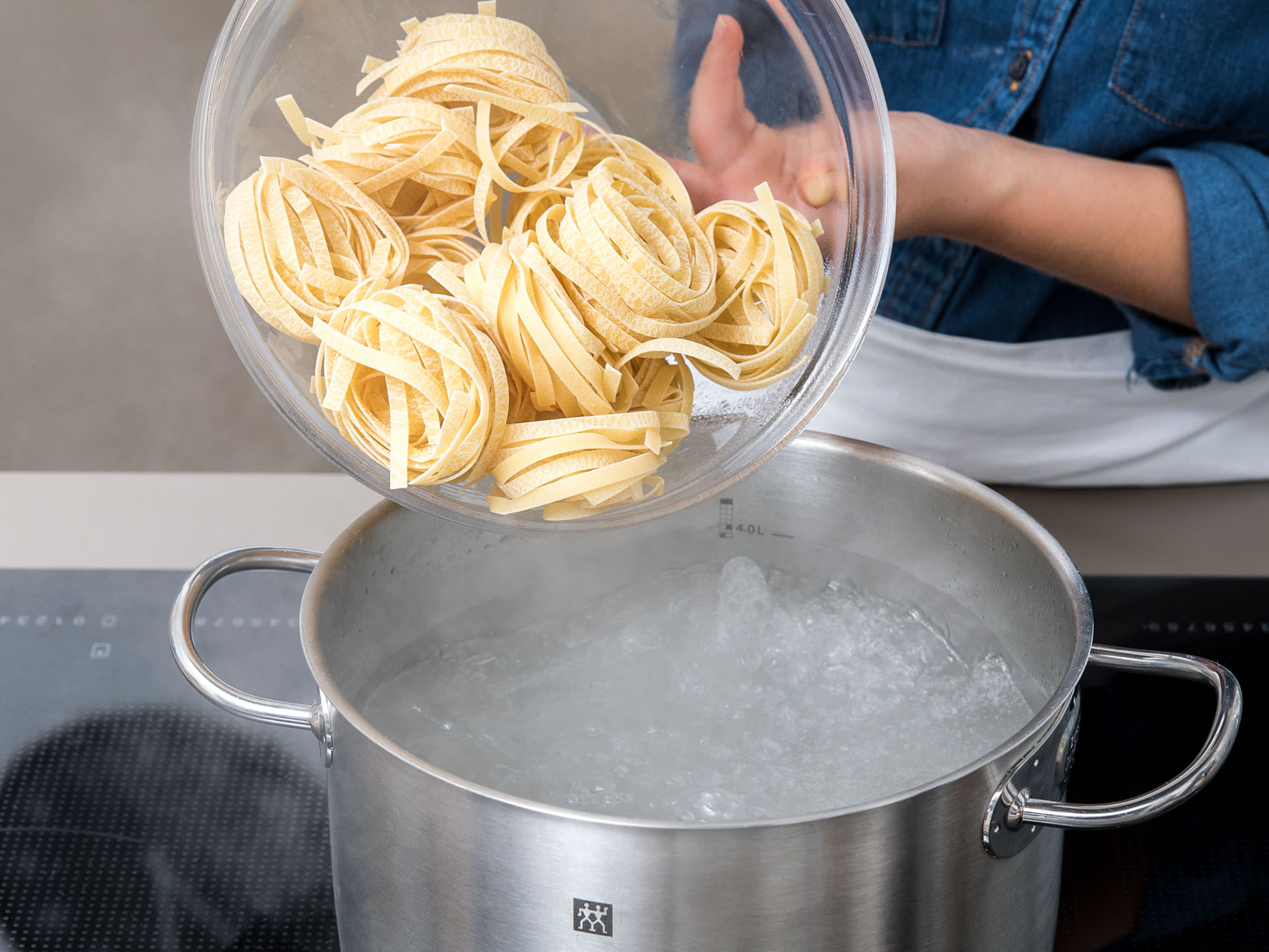 Bring salted water to a boil and cook tagliatelle according to package instructions. Drain and reserve approx. 100 ml /0.5 cup of the cooking water.
