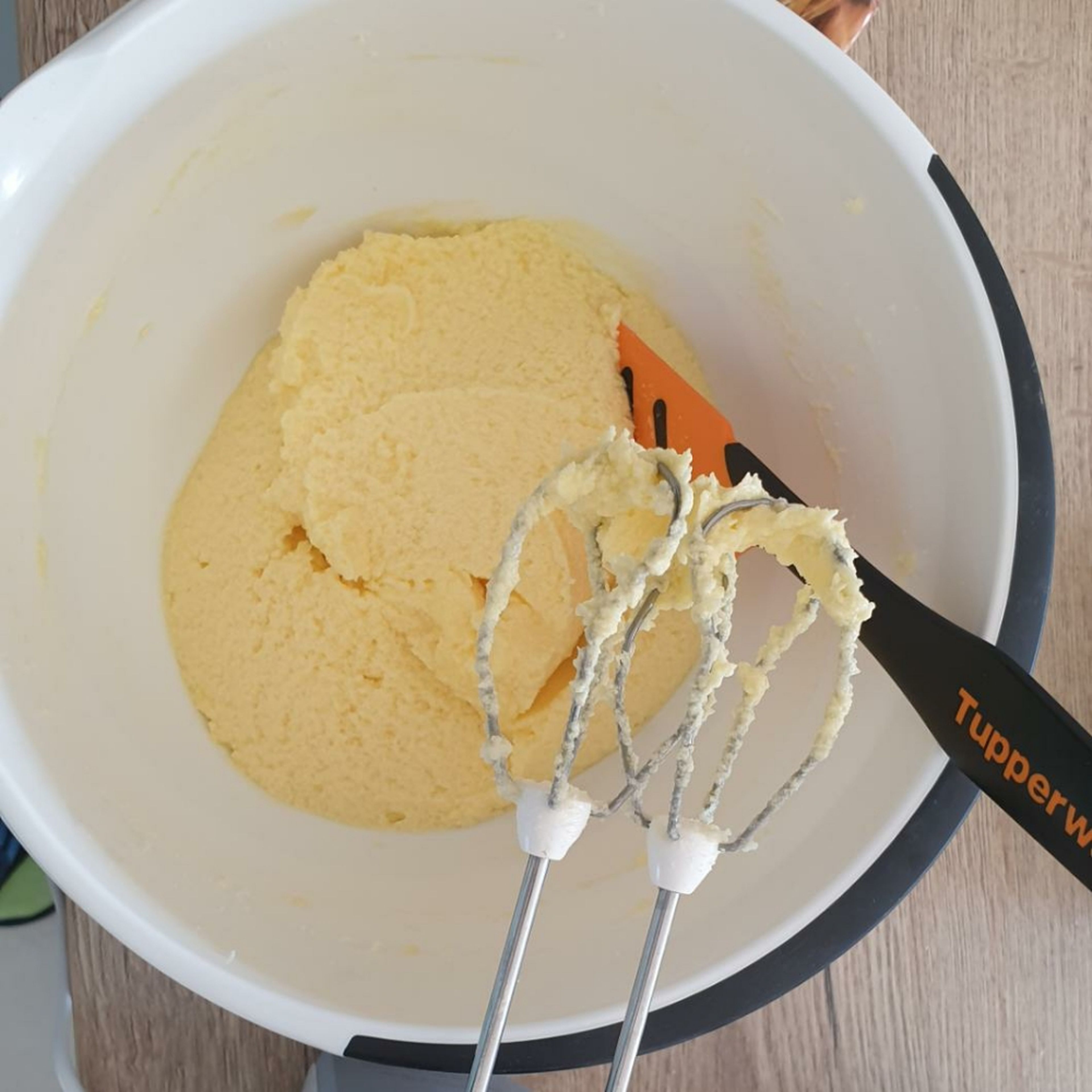 Die weiche Butter schaumig schlagen. Zucker mit Vanillezucker mischen und zu der Butter geben. Alles verrühren. Die Eier hinzugeben und erst auf mittlerer, dann auf höchster Stufe mind 3 Minuten zu einer fluffig schaumigen Masse rühren.
