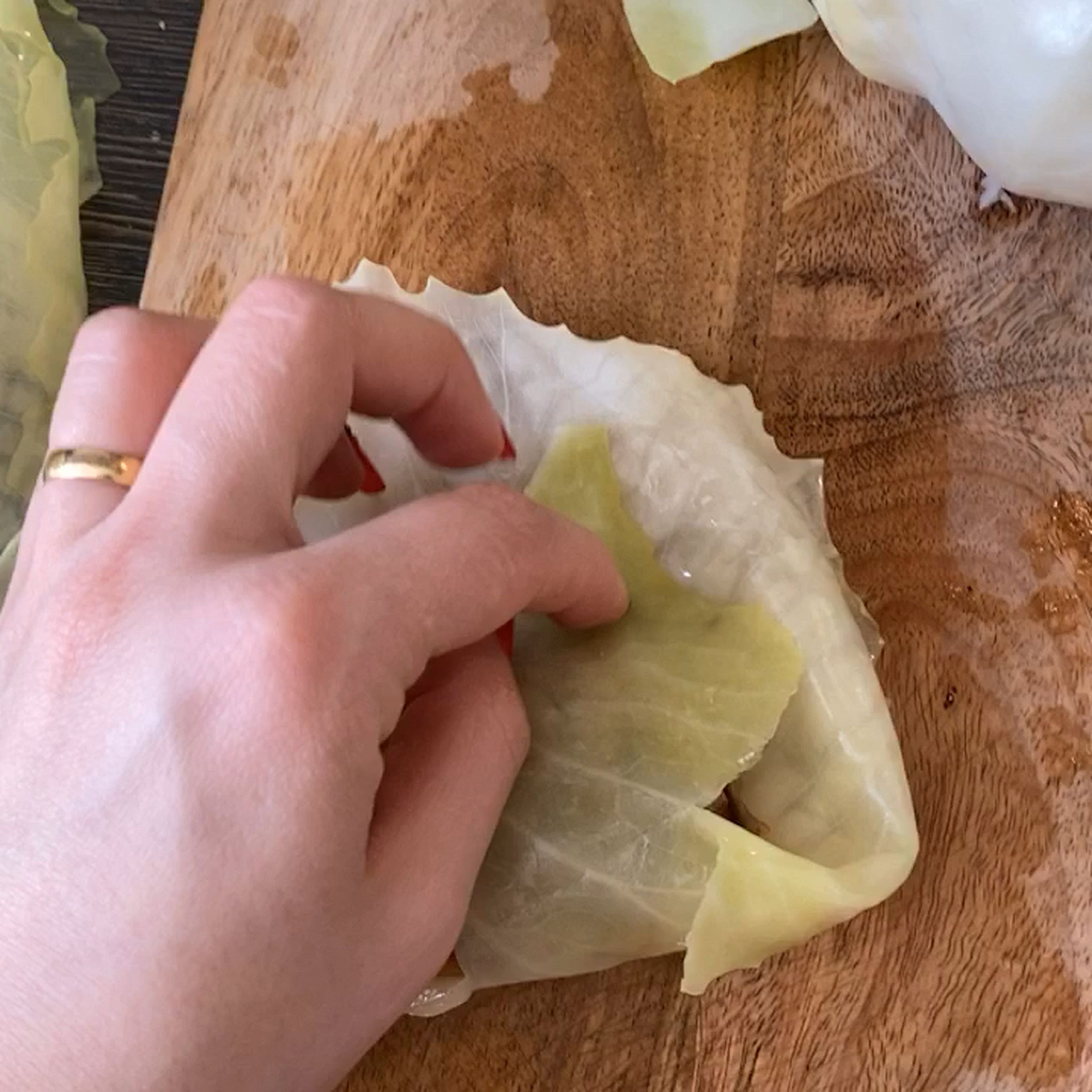 Die Kohlblätter einzeln mit dem Fleisch füllen und gut aufrollen so das nix rauskommen kann