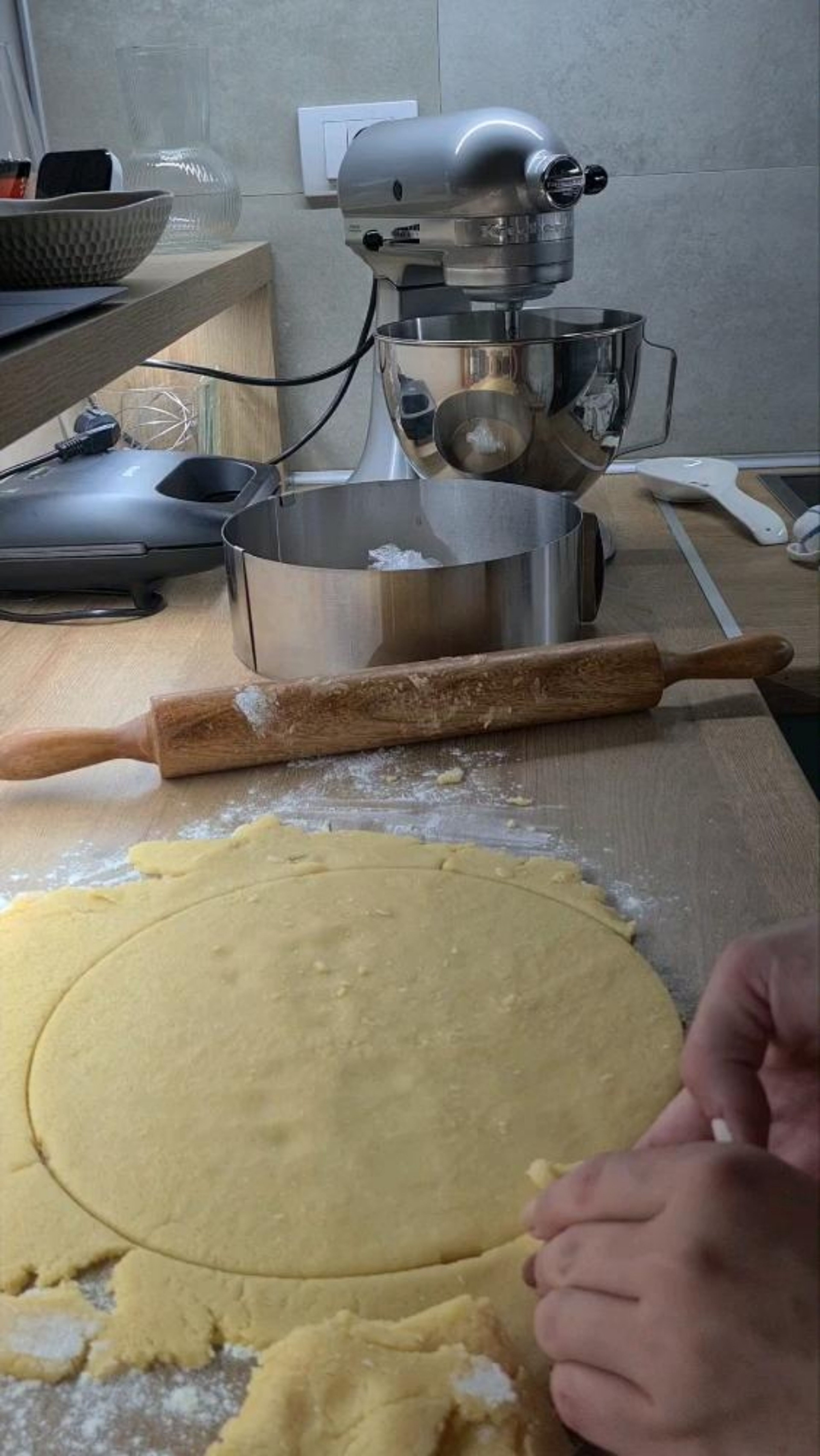 Roll out the dough into a baking pan / mold (26cm or 28cm).