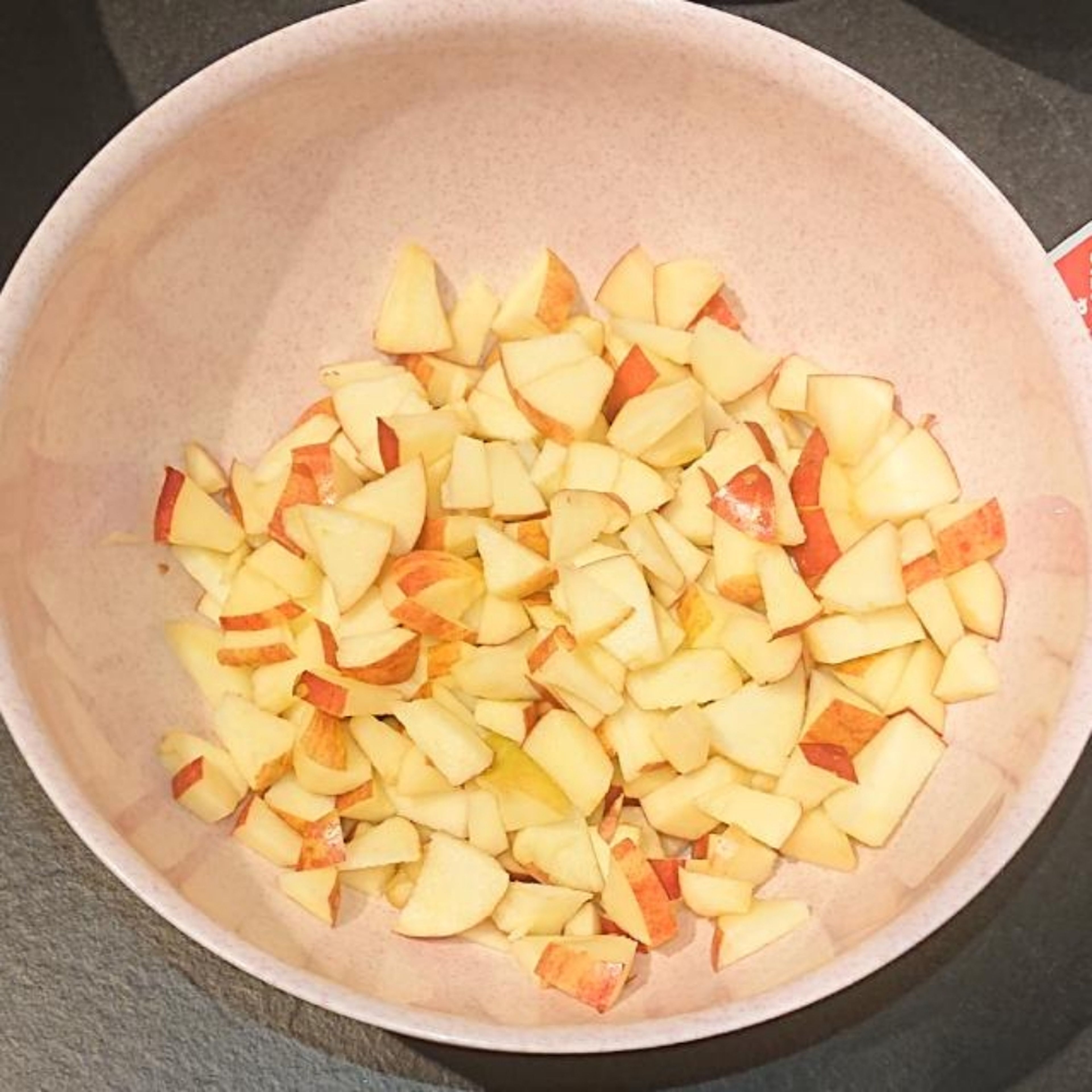 Die Äpfel waschen, entkernen und in kleine Stücke schneiden.