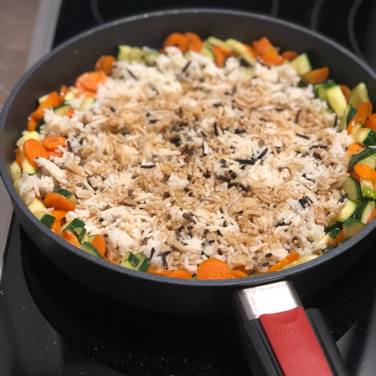 Gebratener Reis mit Zucchini, Karotten und Tomaten | Rezept | Kitchen ...
