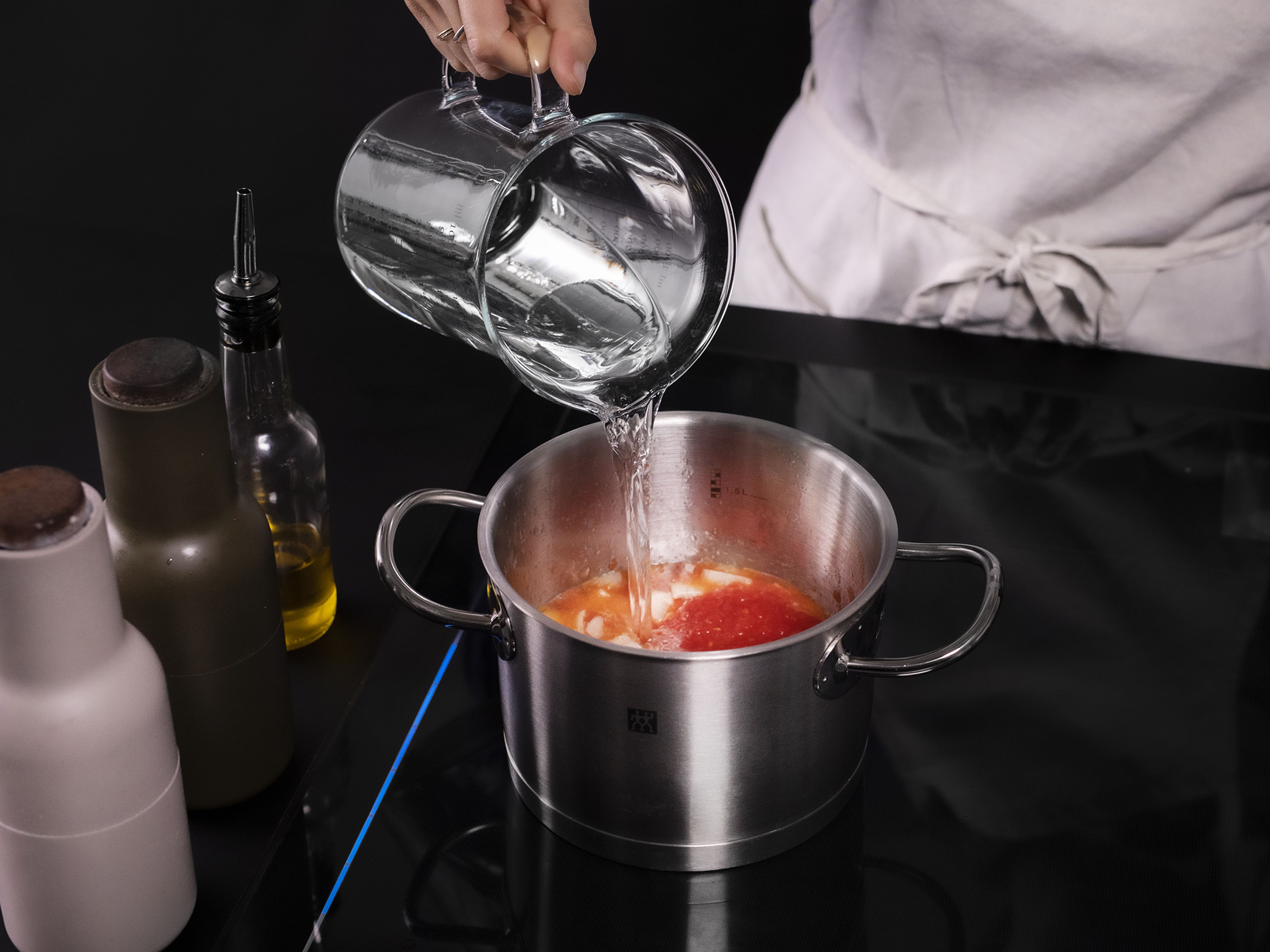 Die Zwiebel schälen und hacken. Etwas Butter in einem Topf bei mittlerer Hitze schmelzen lassen. Dann die Zwiebeln, stückigen Tomaten aus der Dose und Wasser der 1,5 fachen Dosenmenge hinzugeben. Mit Salz abschmecken, aufkochen und für ca. 30 Min. köcheln lassen.
