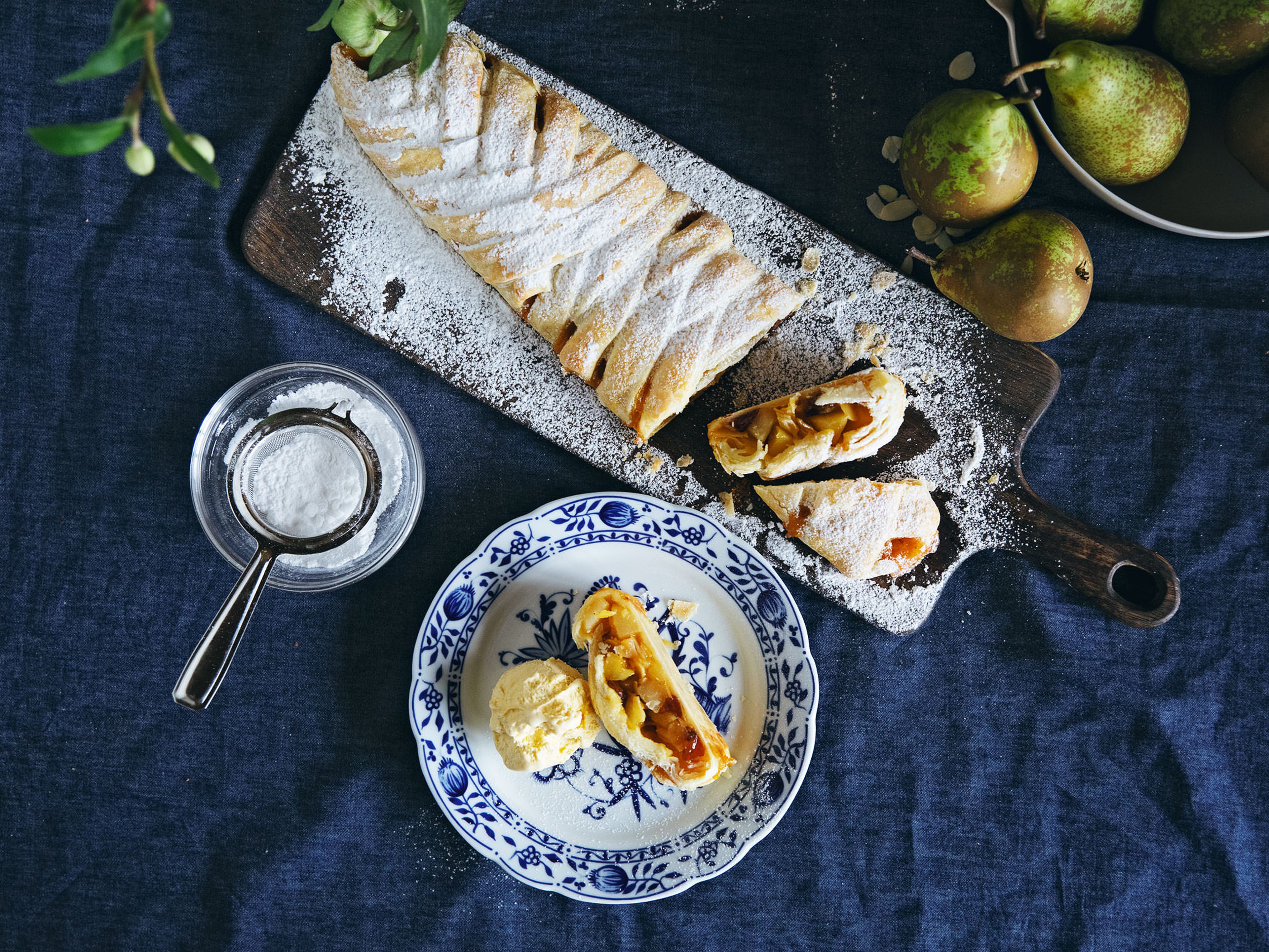 Birnenstrudel mit Vanilleeis