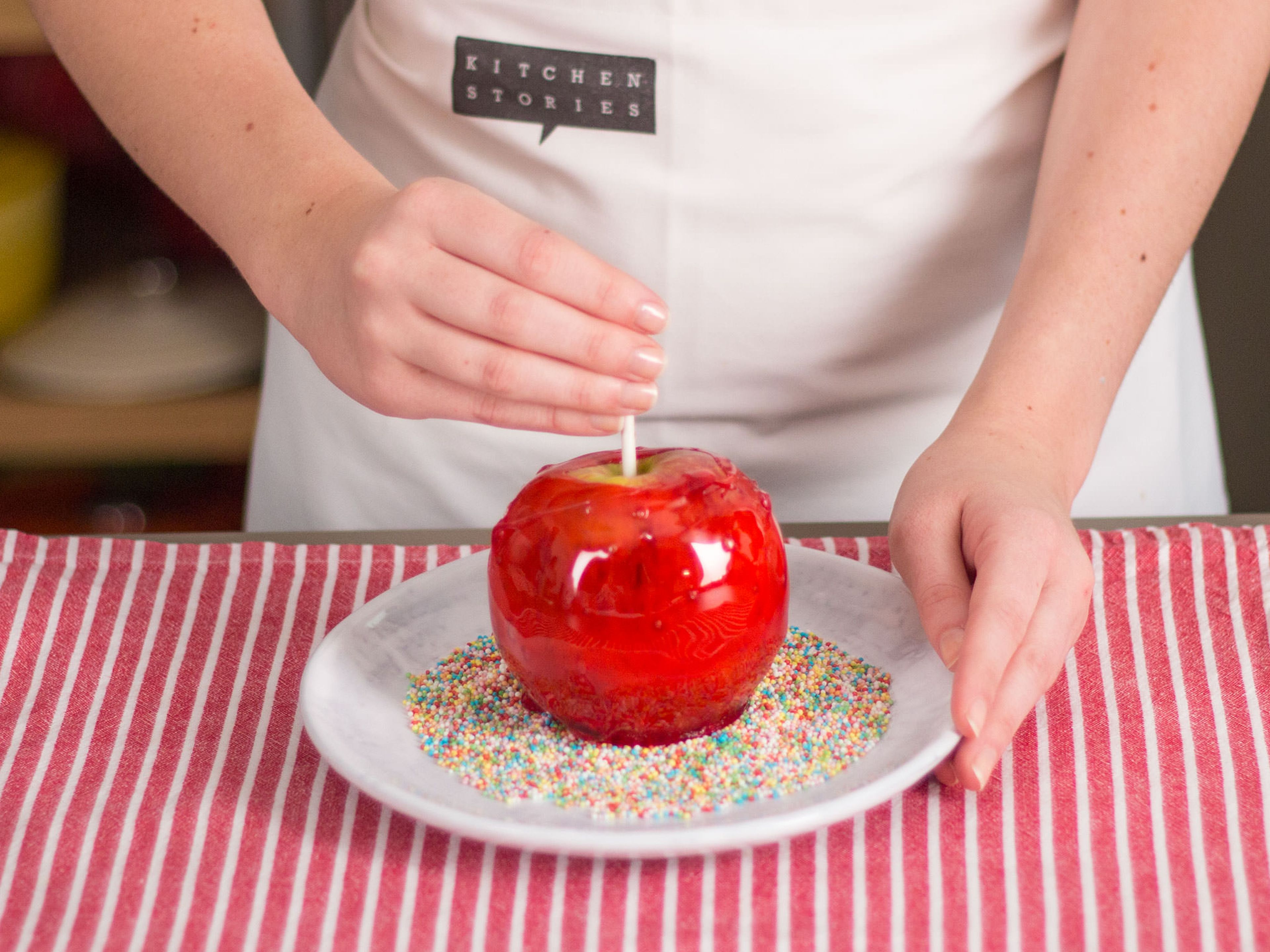 Wenn gewünscht, Äpfel in Streuseln wälzen. Auf ein mit Backpapier ausgelegtes Backblech geben und abkühlen lassen. Guten Appetit!