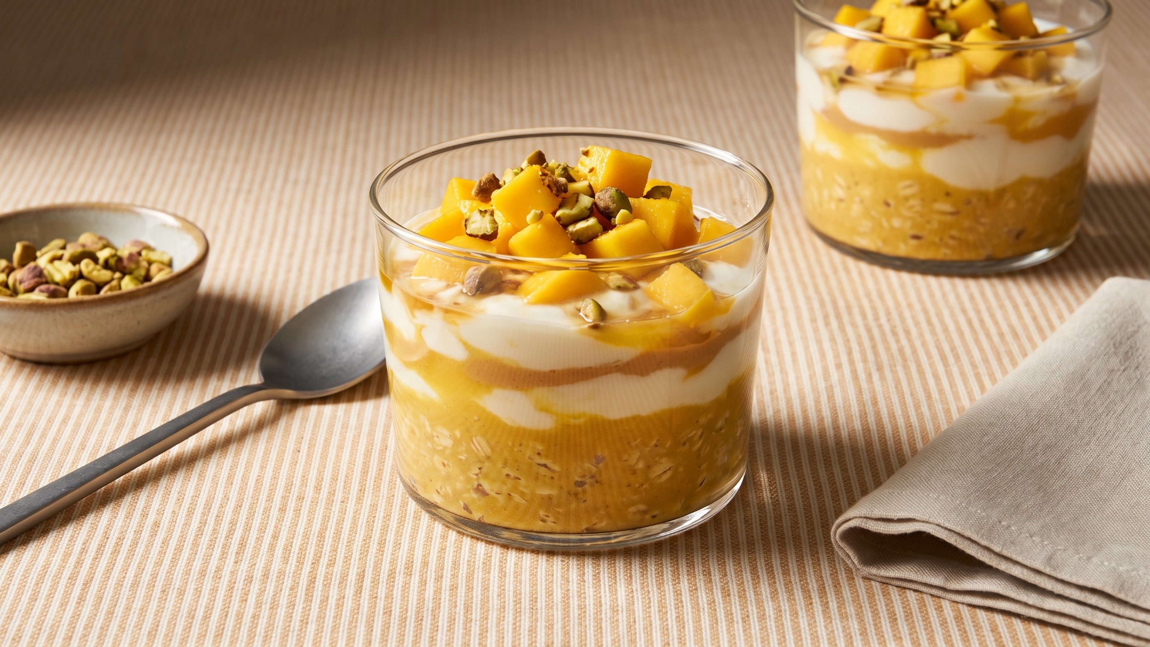 Fruchtiges Mango-Bircher-Müsli mit gerösteten Pistazien