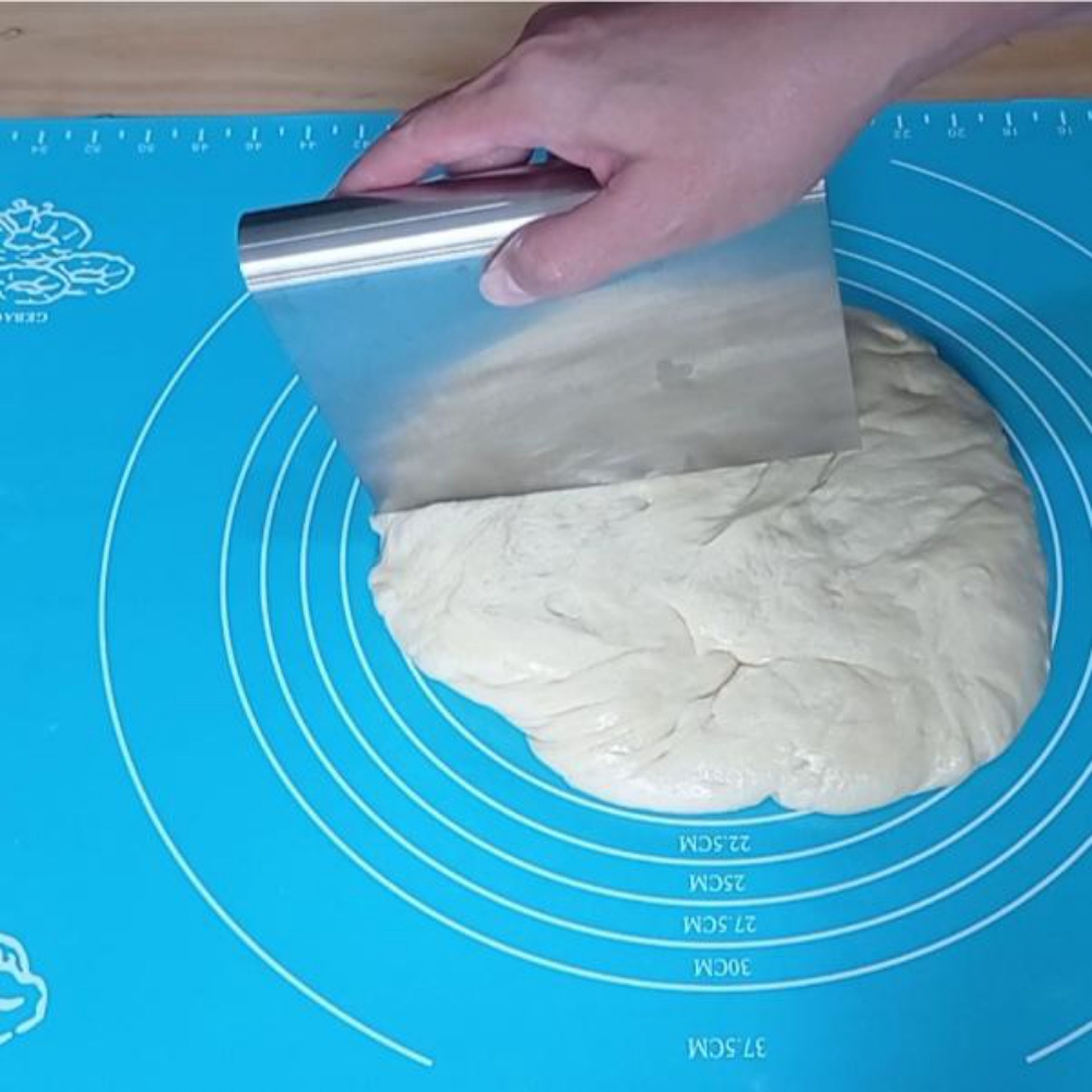 After 1 hour, open the kitchen towel and punch the dough to remove the air bubbles. Make the dough into a ball and divide the dough into 9 pieces. Form every dough into a ball and cover with kitchen towel. Let it rest for 10 minutes.