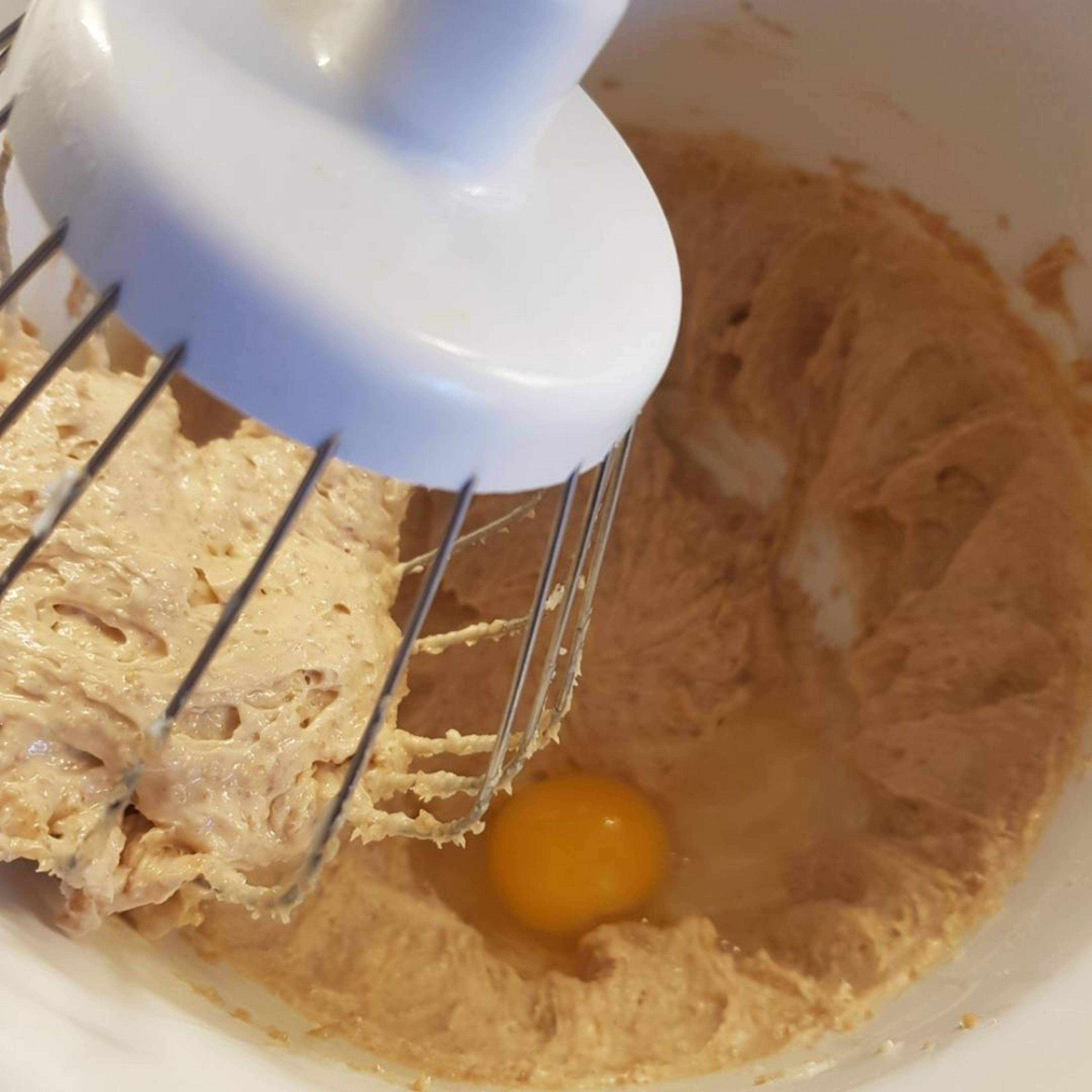 Den Backofen auf 175 Grad vorheizen. Die Erdnussbutter mit Butter und den Zuckersorten cremig rühren. Dann das Ei unterrühren.