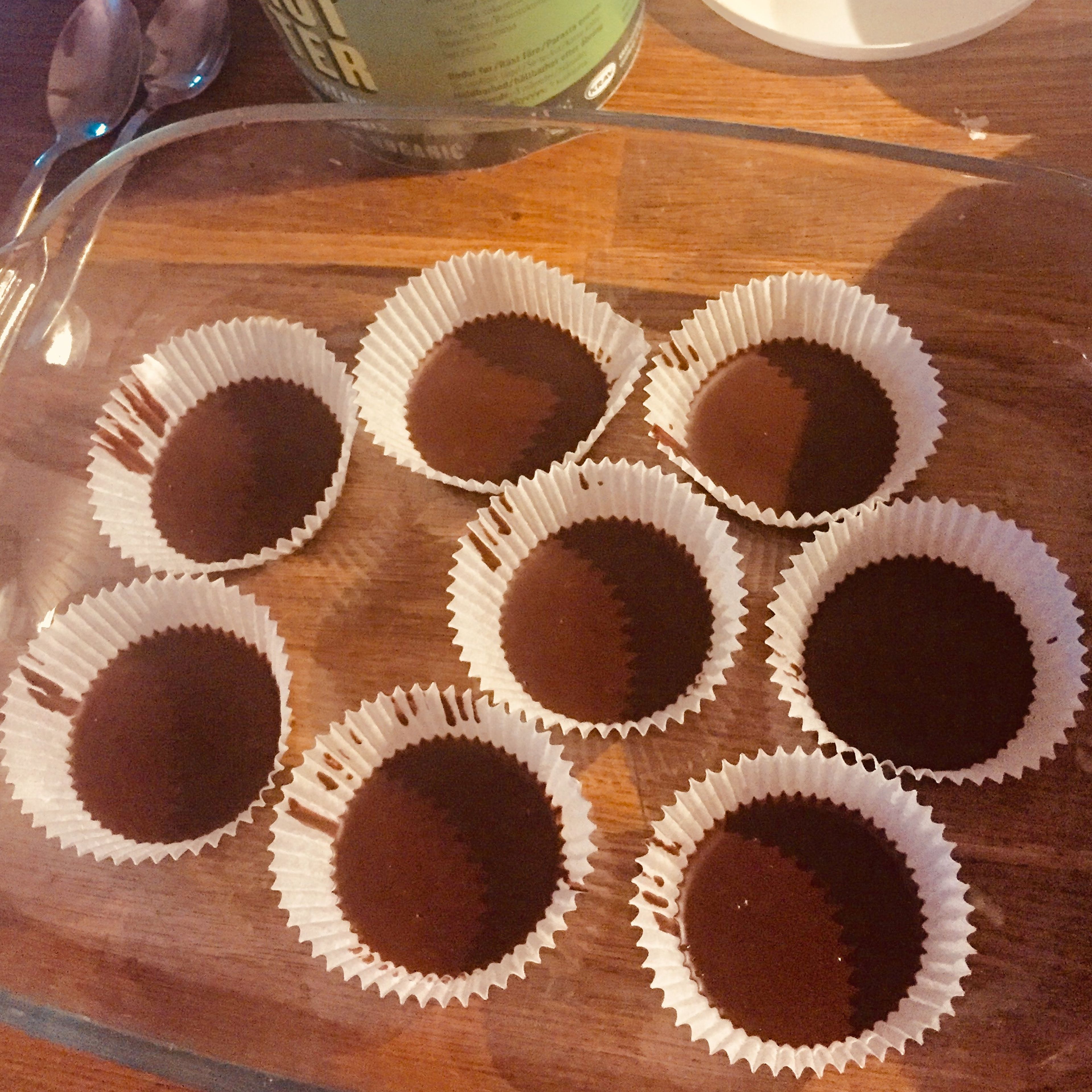 Add the first layer in the cups by filling them with a thin layer of melted chocolate. Then quick freeze them for around 5 min.