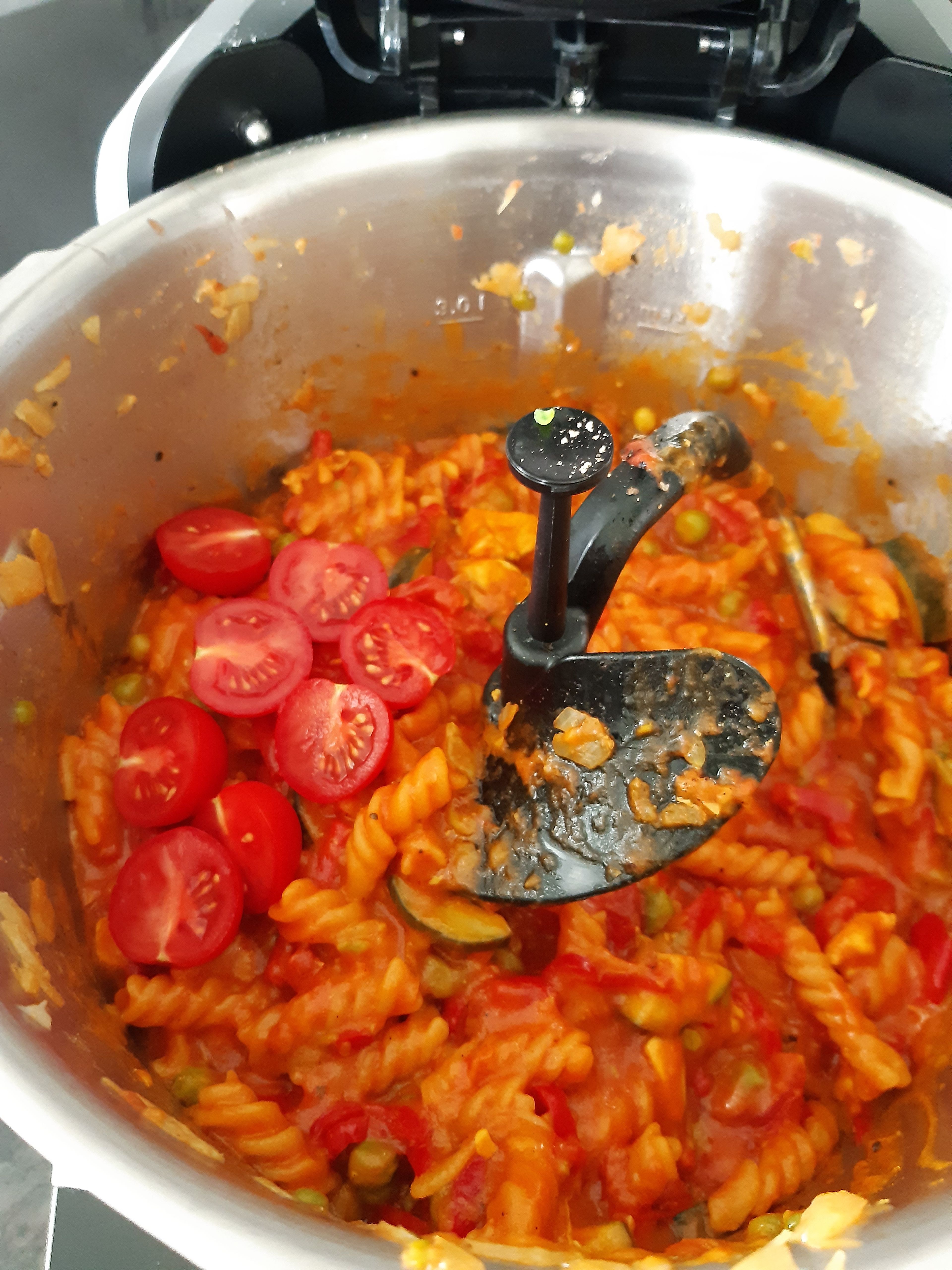 Die Cherry-Tomaten halbieren und in den Topf geben, mit Salz, Pfeffer und Zitronensaft würzen und mit geschlossenem Deckel, ohne Messbecher, weiterkochen (3D-Rührer | Stufe 2 | 95°C | 2 Minuten).