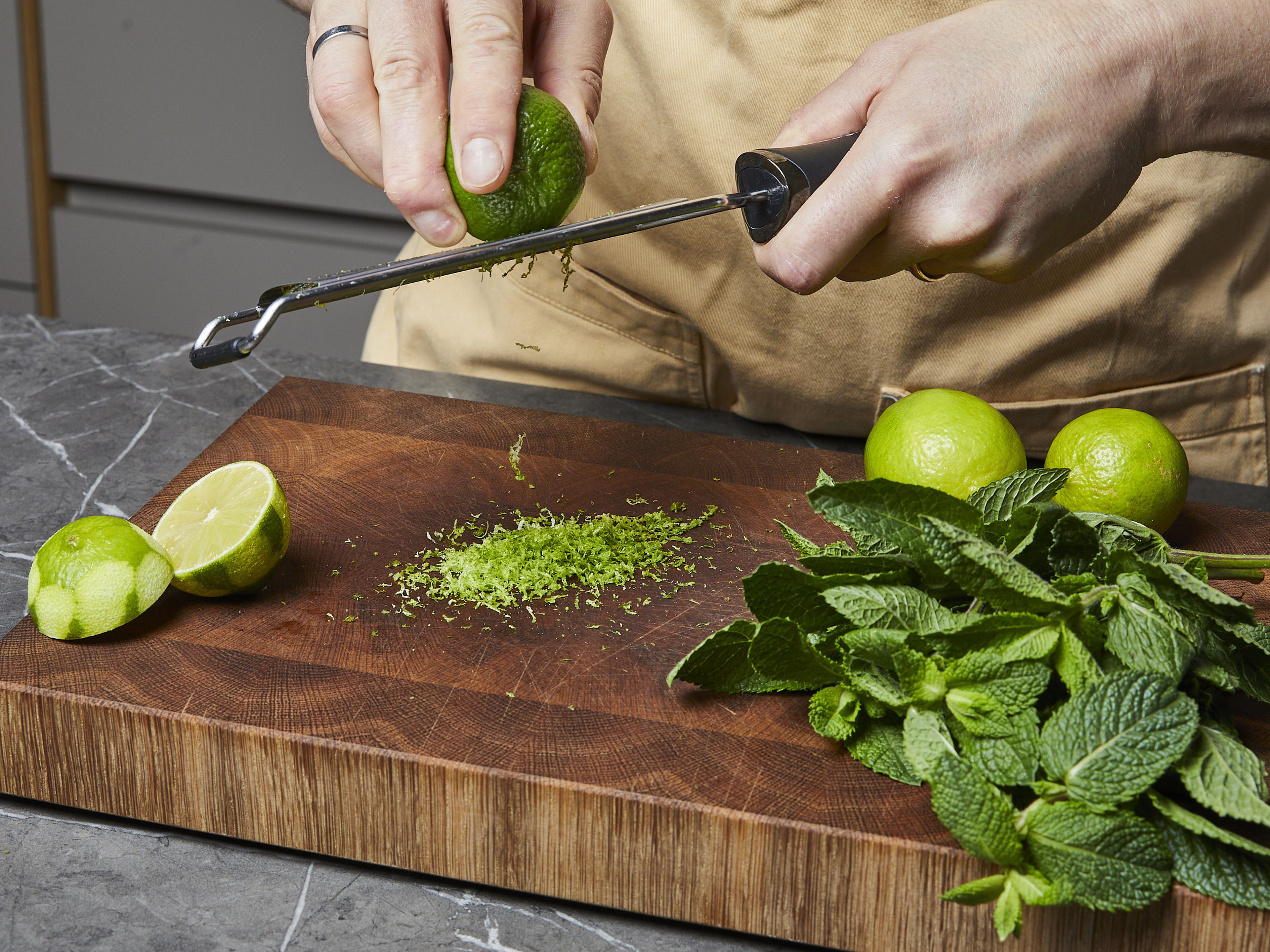 Für das Mojito-Eis zunächst die Minzblätter abzupfen und fein hacken. Die Limetten abreiben und den Saft auspressen.