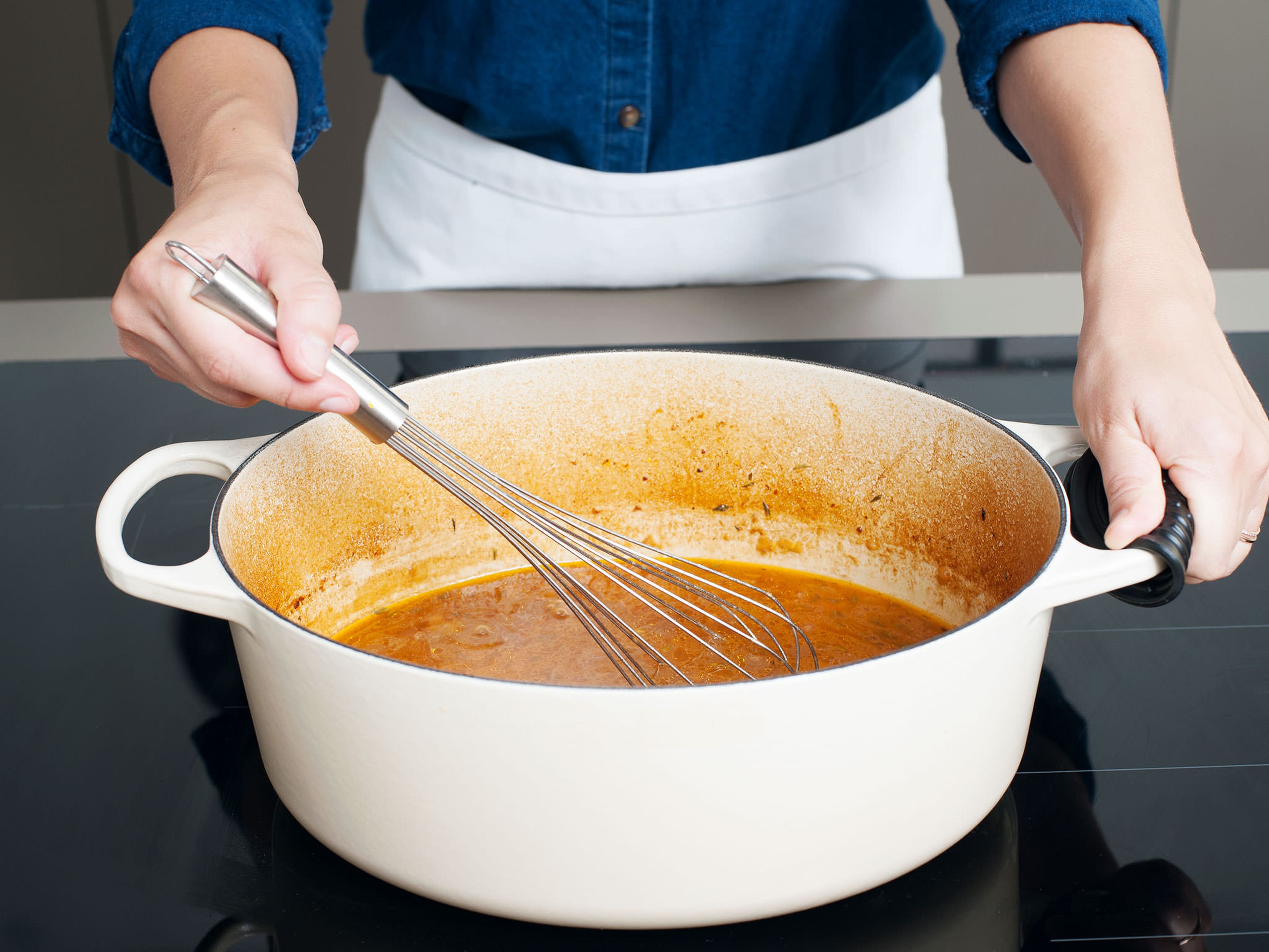 Bratensud bei mittlerer Hitze zum Köcheln bringen und einkochen lassen, bis die gewünschte Soßenkonsistenz erreicht ist. Um die Soße anzudicken, kann bei Bedarf mehr Mehl mit Wasser gemischt und hinzugefügt werden.