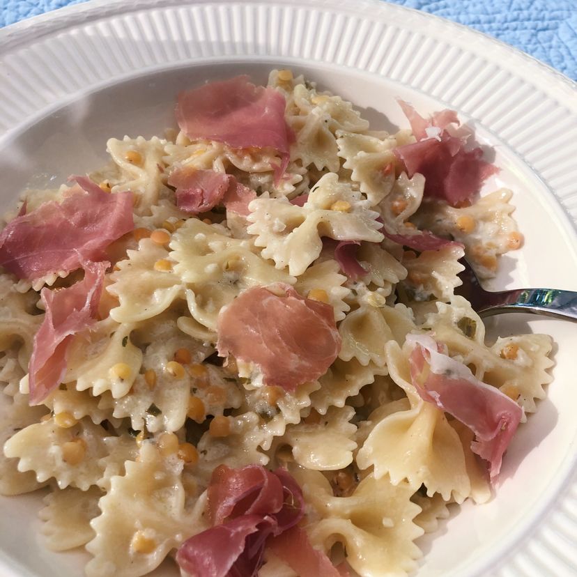Farfalle mit roten Linsen