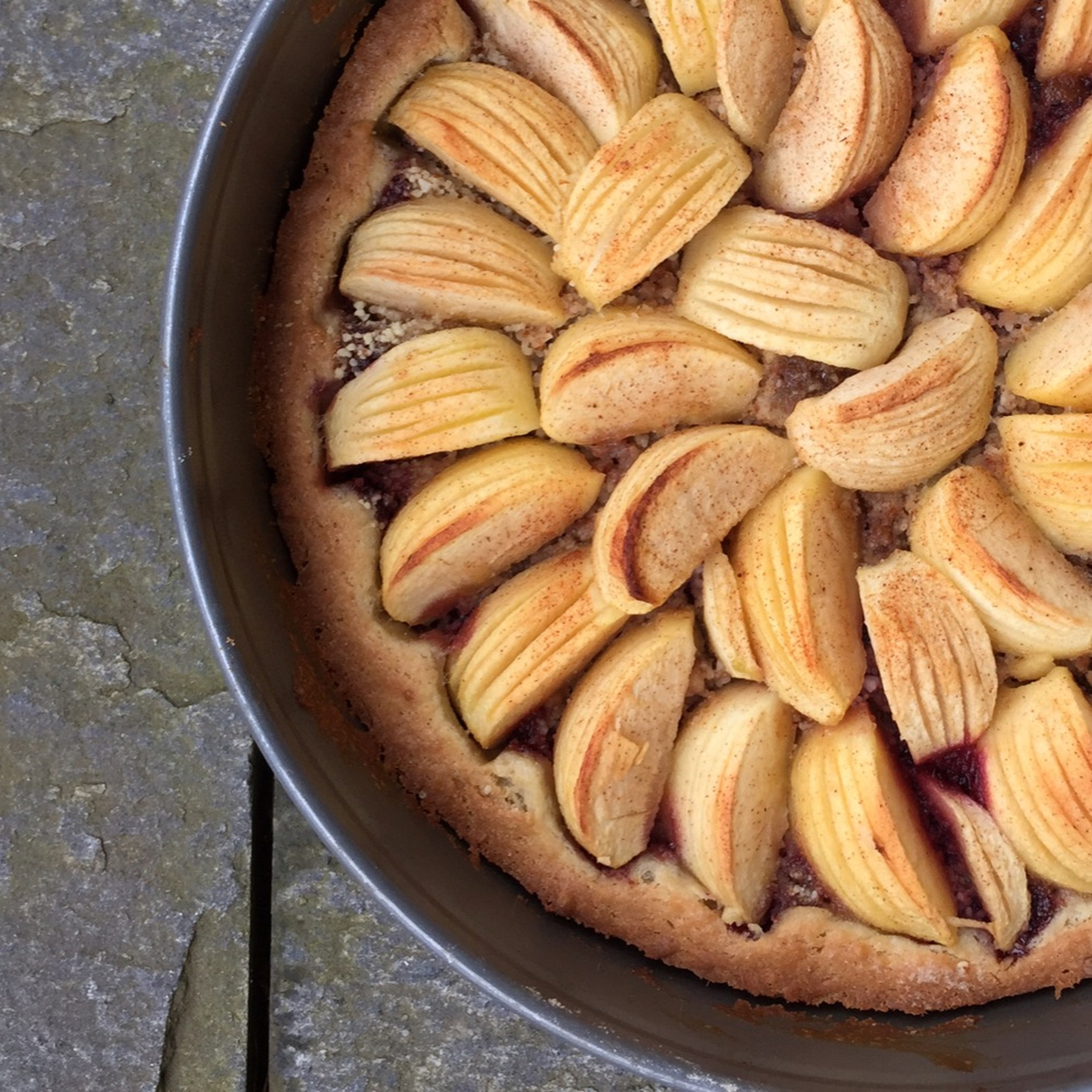 Apfelkuchen mit Johannisbeer-Marzipan