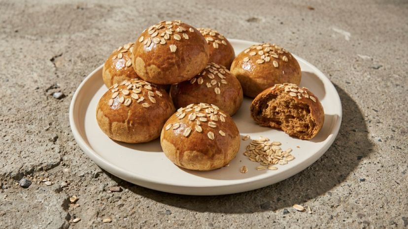 Selbst gebackene Hafer-Melasse-Brötchen für ein gemütliches Frühstück