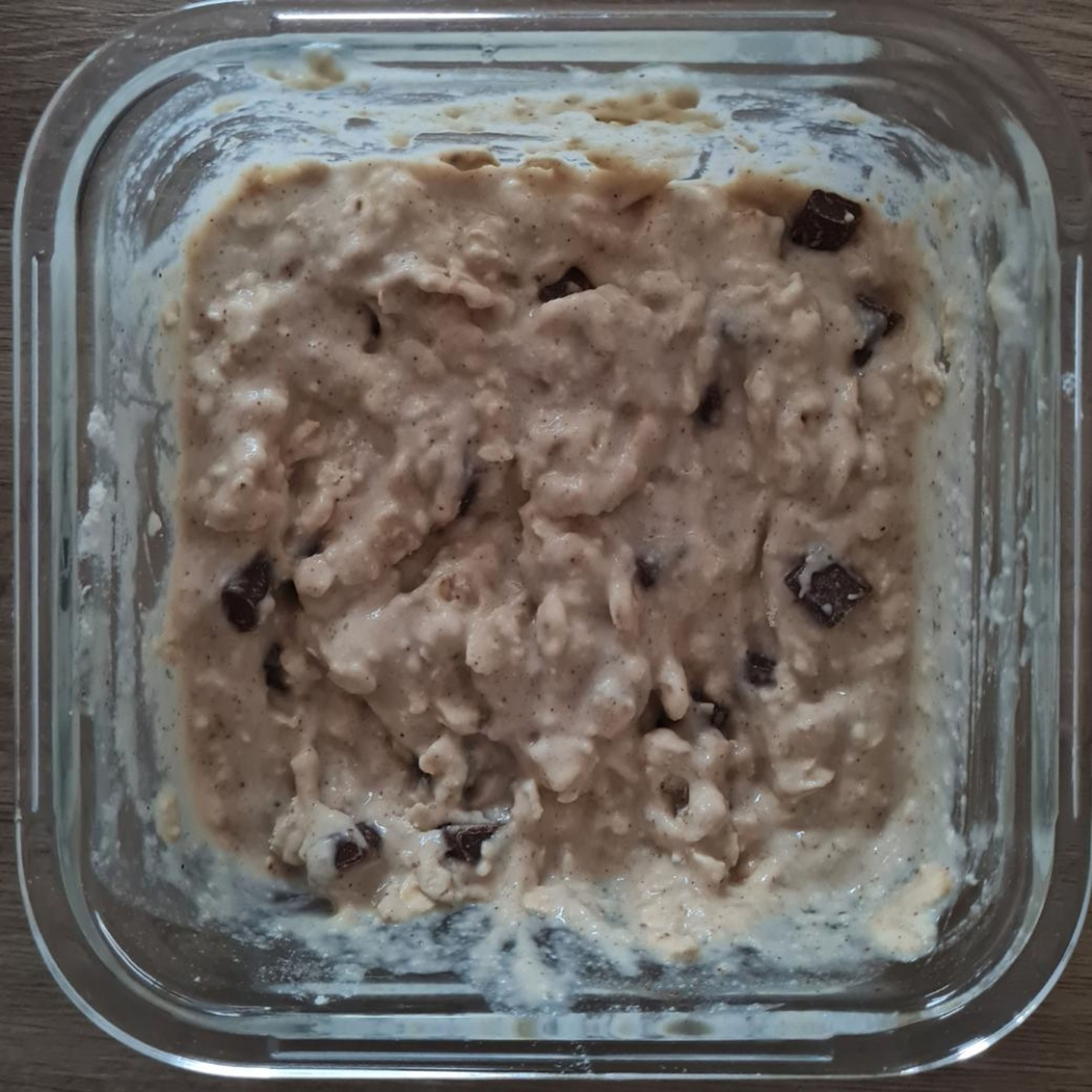 Schokotropfen auf den Teig steuen und leicht unterheben. Optional kann auch noch ein Apfel klein geschnitten darüber gegeben werden.