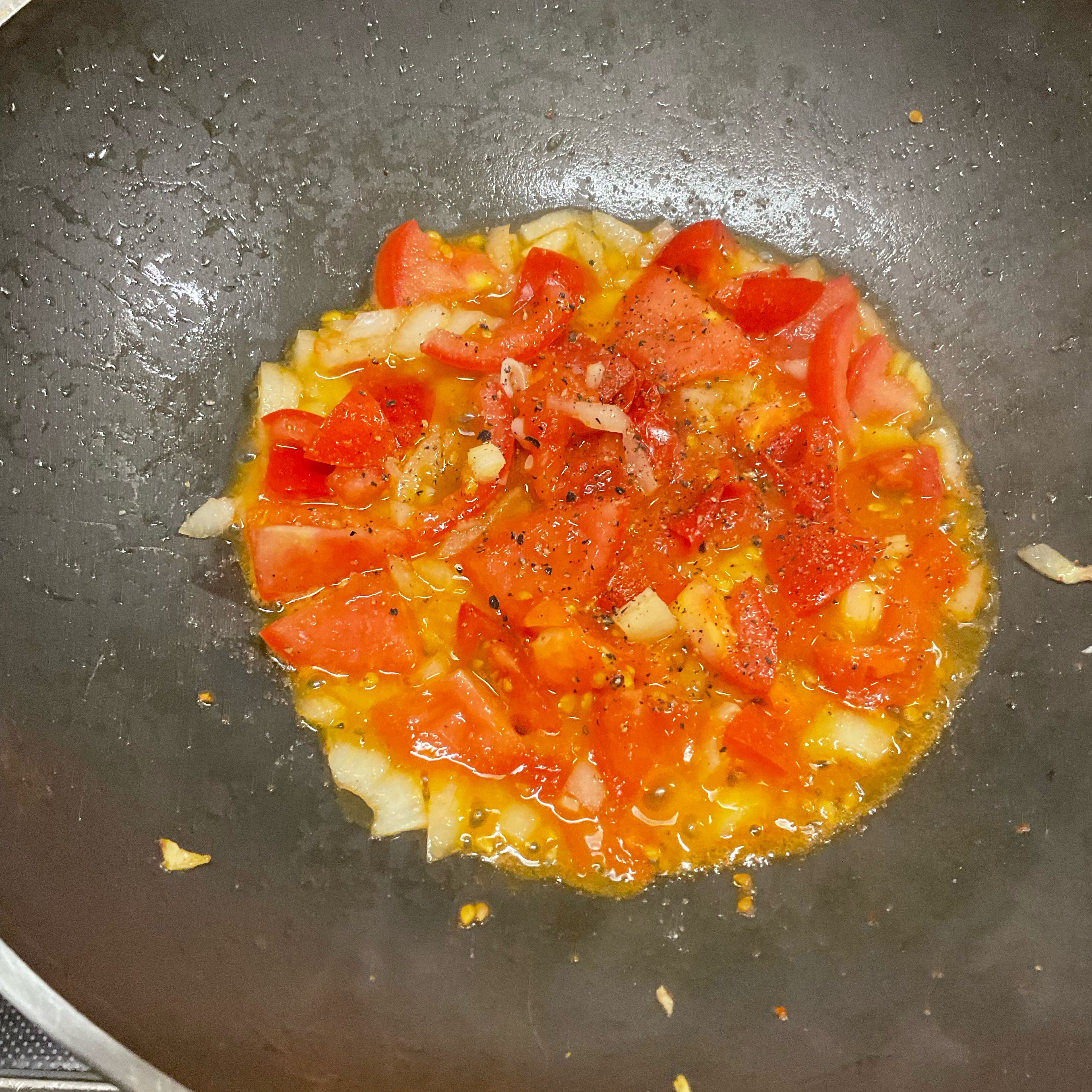 Nen Minisugo mit Zwiebeln, Tomatenstückchen wenig Salz und Pfeffer 3-4 Minuten köcheln. Beiseite stellen.