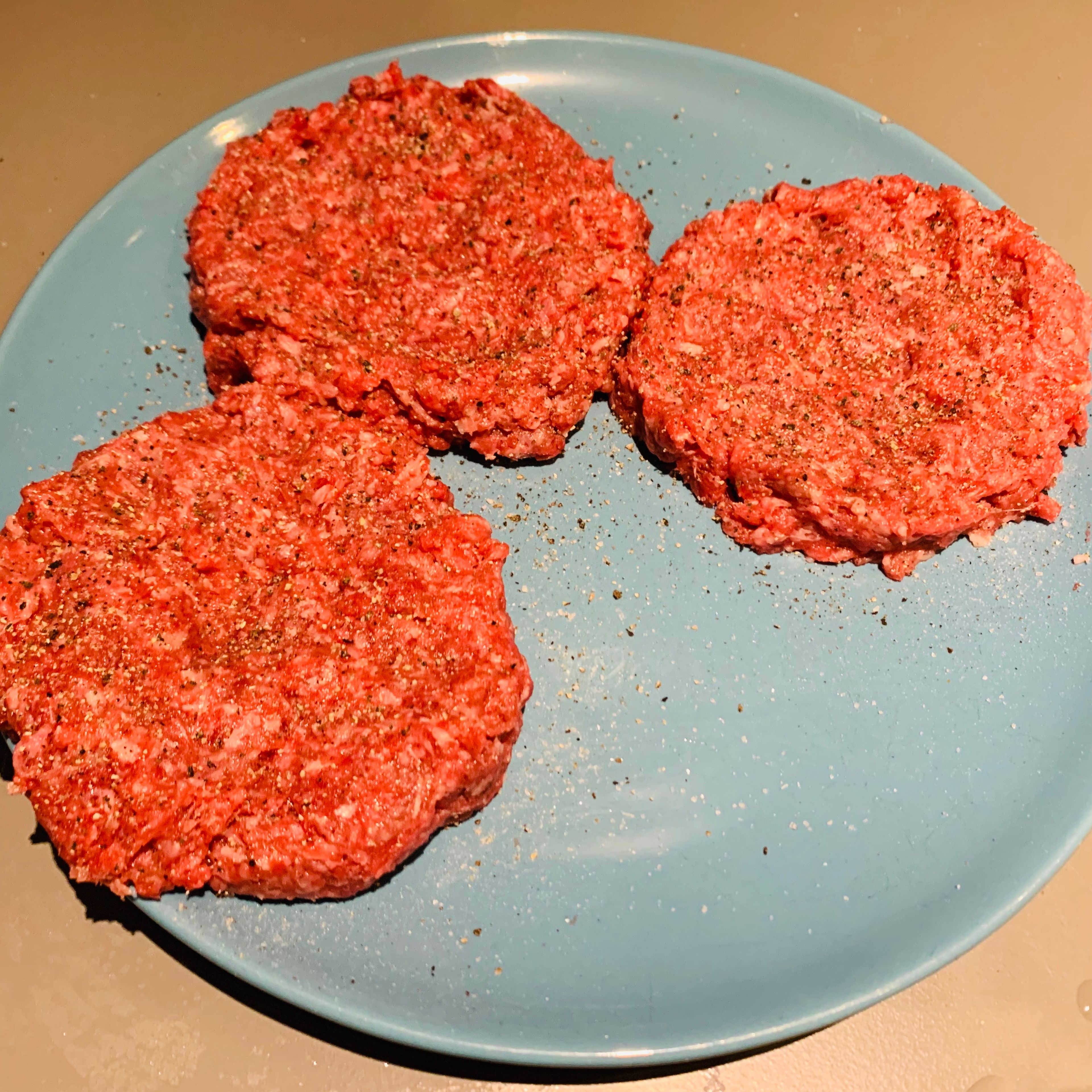 Make sure your ground beef is high fat and at least 80/20 meat/fat. Very important tip to keep in mind is don’t go hard on the beef while forming the burger, avoid pressing the meat, we want to keep it light and has some air ways inside! Season the meat with salt and pepper, season both sides, don’t go nice and gentle be generous with the salt and pepper. You will need to separate the meet into equal serving sizes, i use a scale for this. After that put those burgers into the fridge (20 mins)