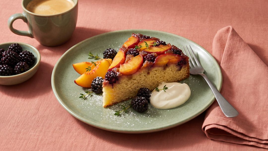 Überraschung auf dem Kuchenteller: Upside-Down-Kuchen mit Nektarinen und Brombeeren