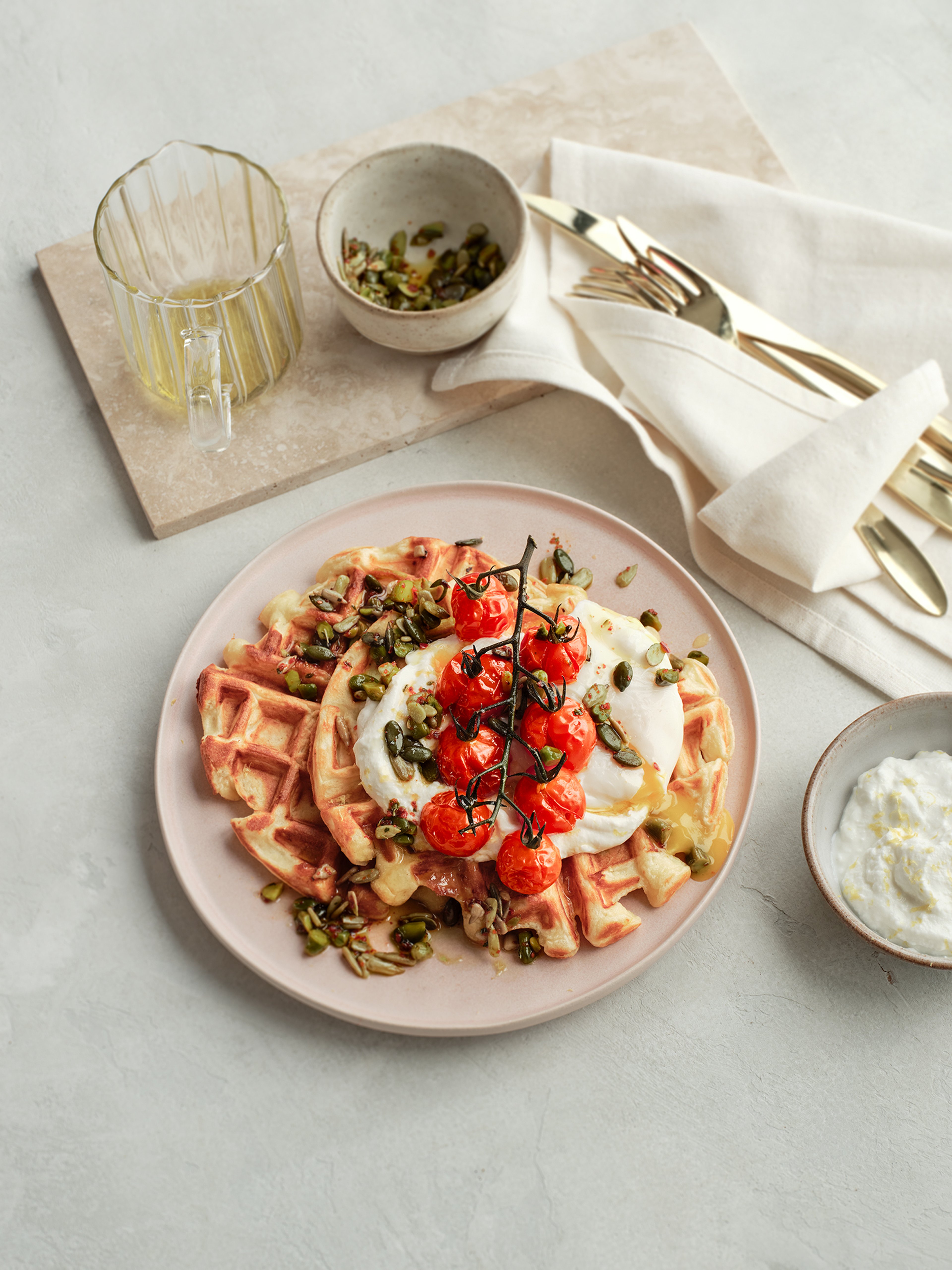 Herzhafte Ricotta-Waffeln mit gerösteten Honigtomaten