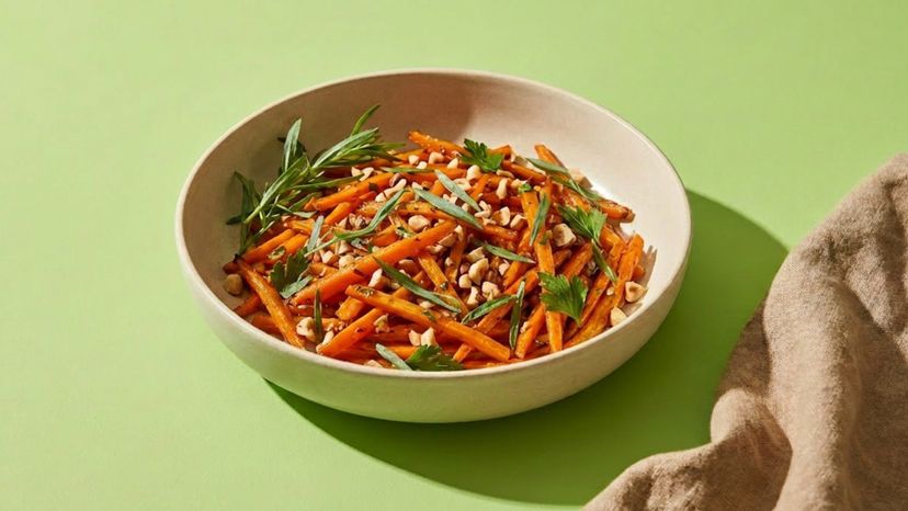 Sommergenuss: lauwarmer Möhrensalat mit Honig und Nüssen