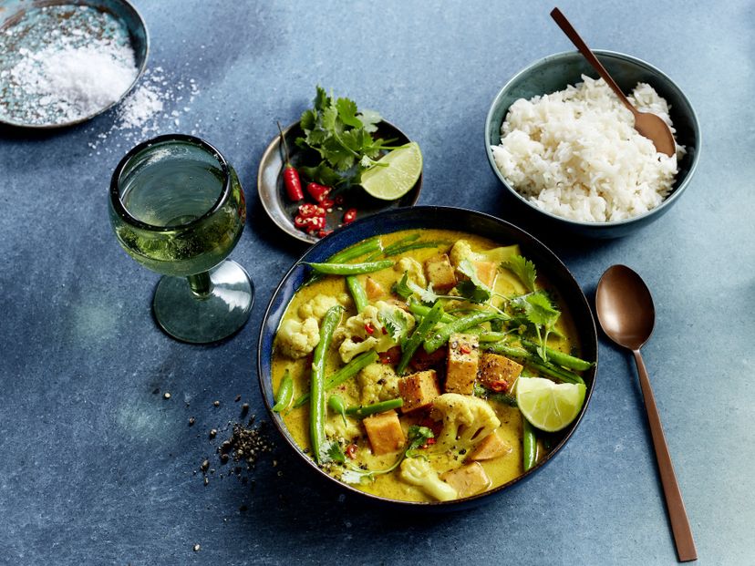 Blumenkohl-Curry mit Süßkartoffeln, Bohnen und Goldsaft