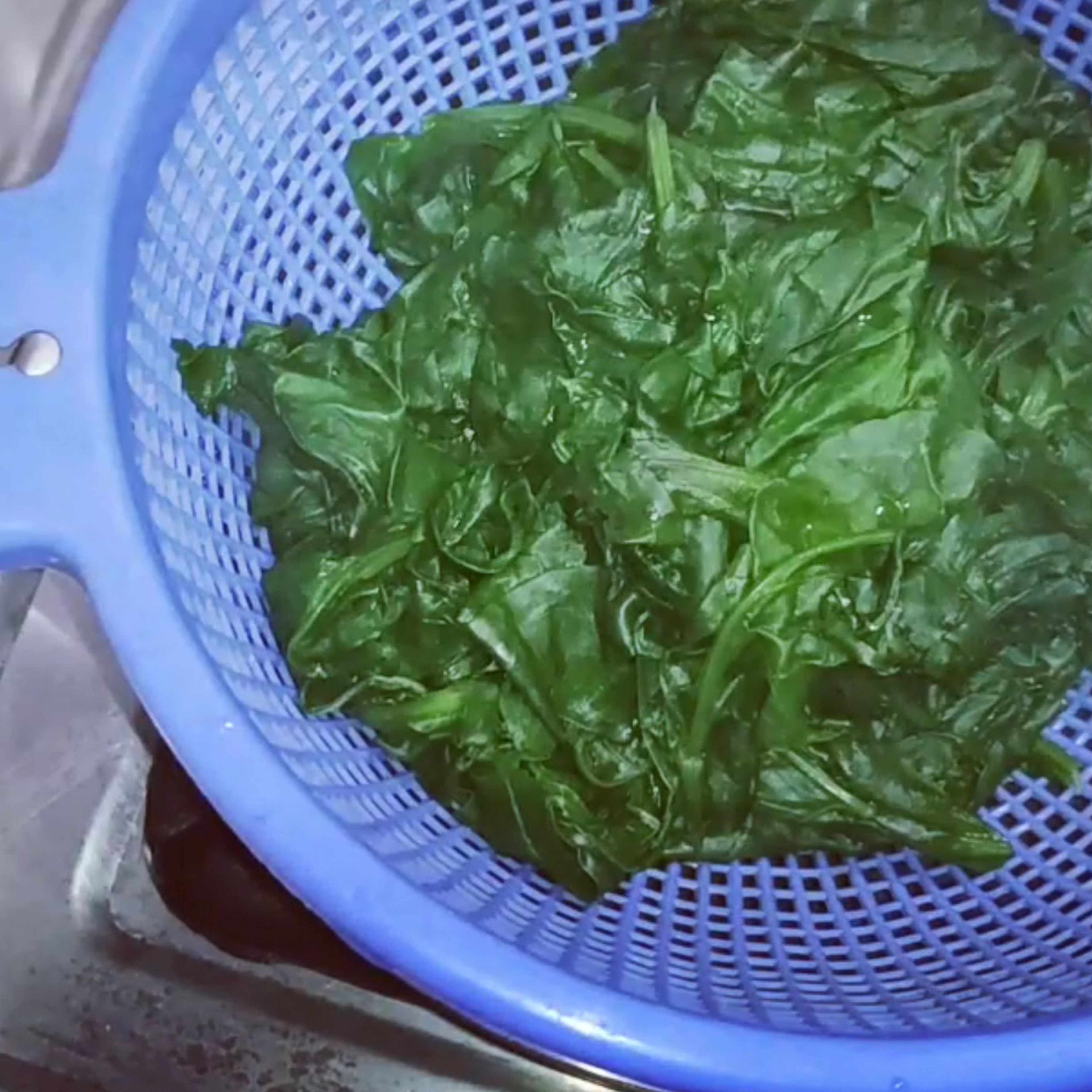 Now bring spinach to boil until it turns smooth. Afterwards, turn off the flame and allow it to get cool. Moreover, with the help of strainer remove the excess water. For spinach puree, grind the spinach, you can add chilles (optional) and some cubes of tofu/paneer to give it creamy texture.