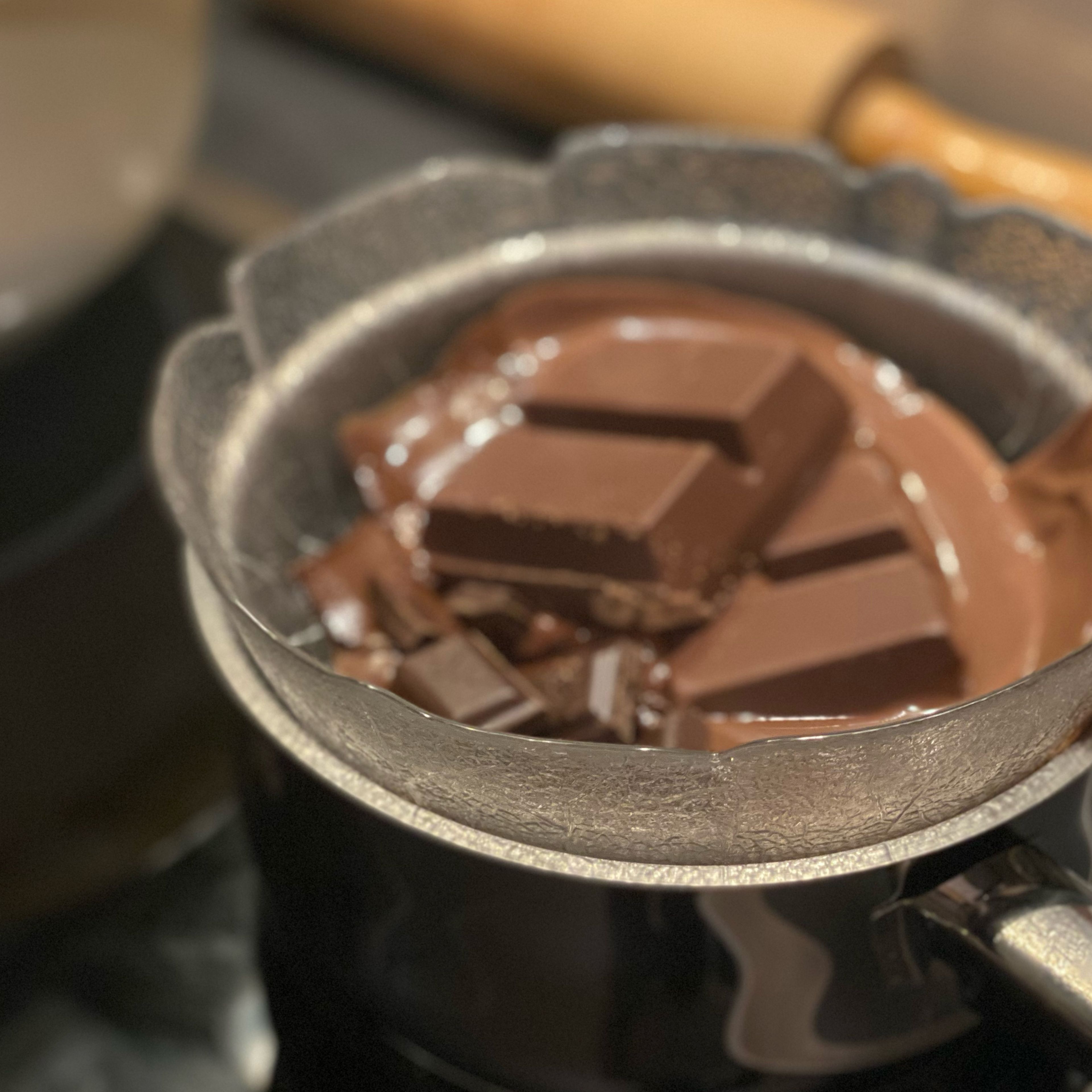 Schokolade über einem Wasserbad schmelzen.
