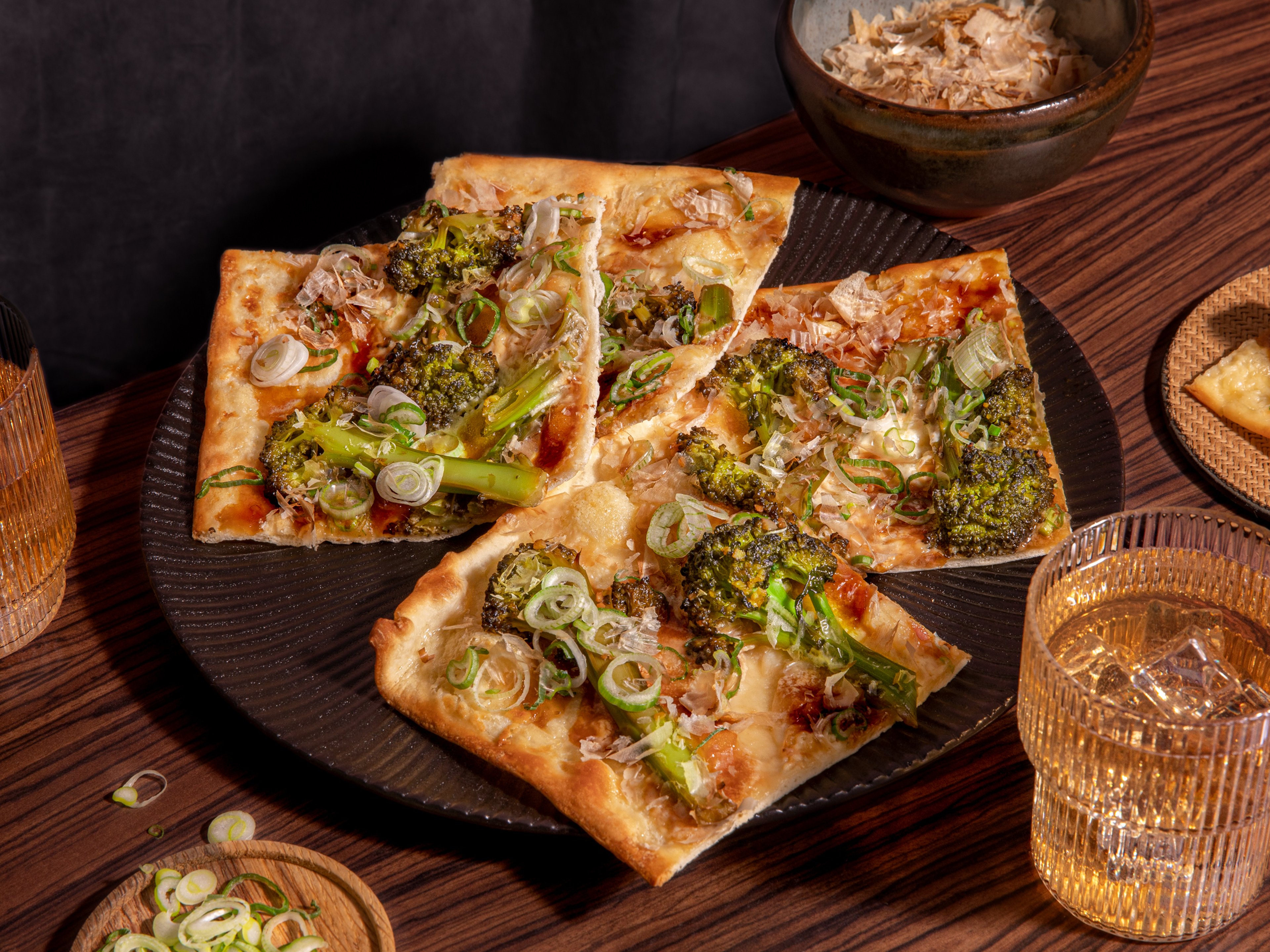 Flammkuchen mit Teriyaki, Frühlingslauch, Wildem Brokkoli und Bonitoflocken