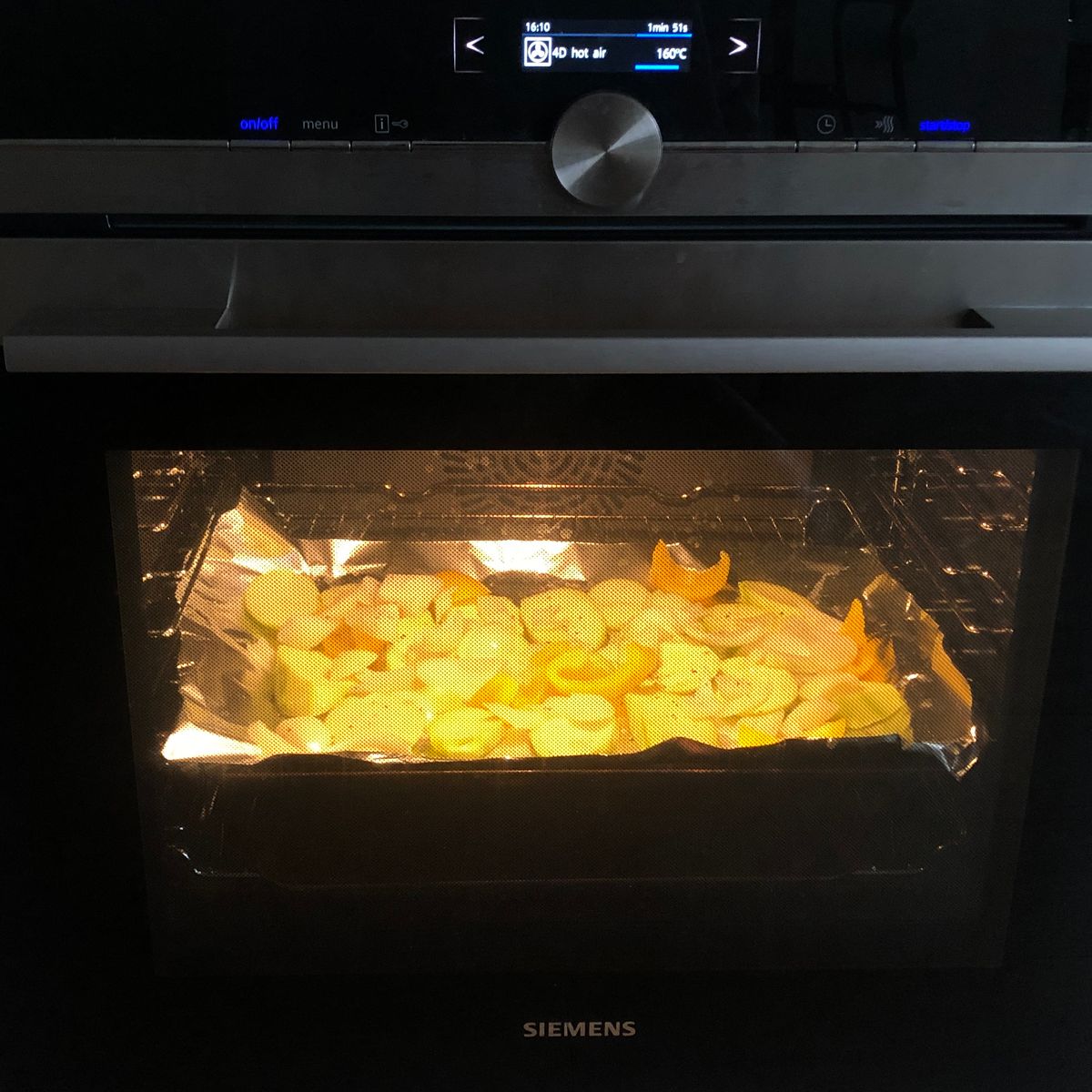 Roast courgettes with yellow pepper and onions | Recipe | Kitchen Stories