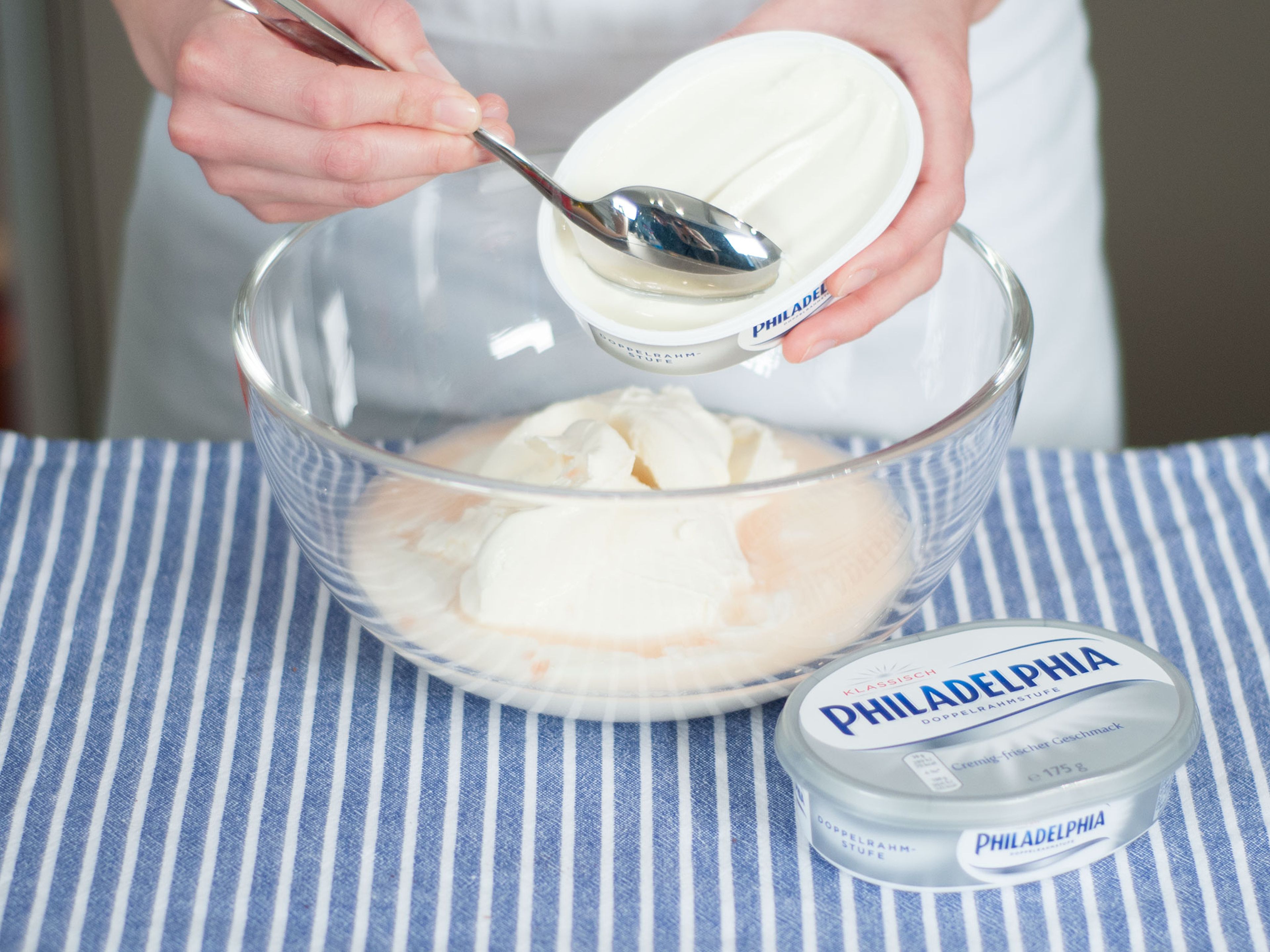 Frischkäse und Joghurt in einer großen Schüssel vermengen bis eine glatte Masse entsteht. Gelatinemasse in die Frischkäsemixtur geben. Umrühren bis sich eine homogene Masse gebildet hat.