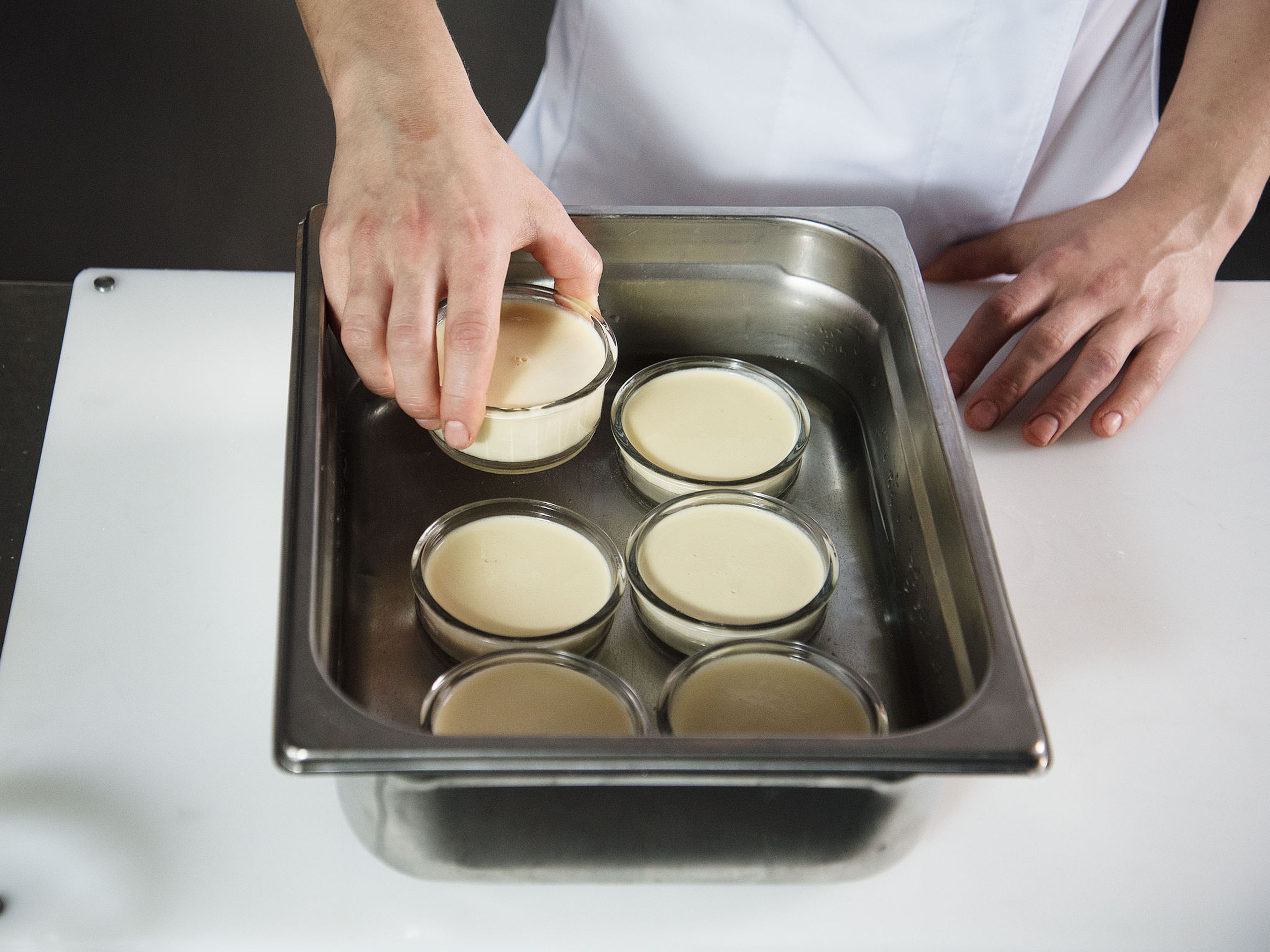 Die Backformen auf ein mit Wasser gefülltes Backblech stellen und bei 90°C ca. 50 – 55 Min. backen. Ziegenkäse-Crème-Brulée anschließend komplett auskühlen lassen.