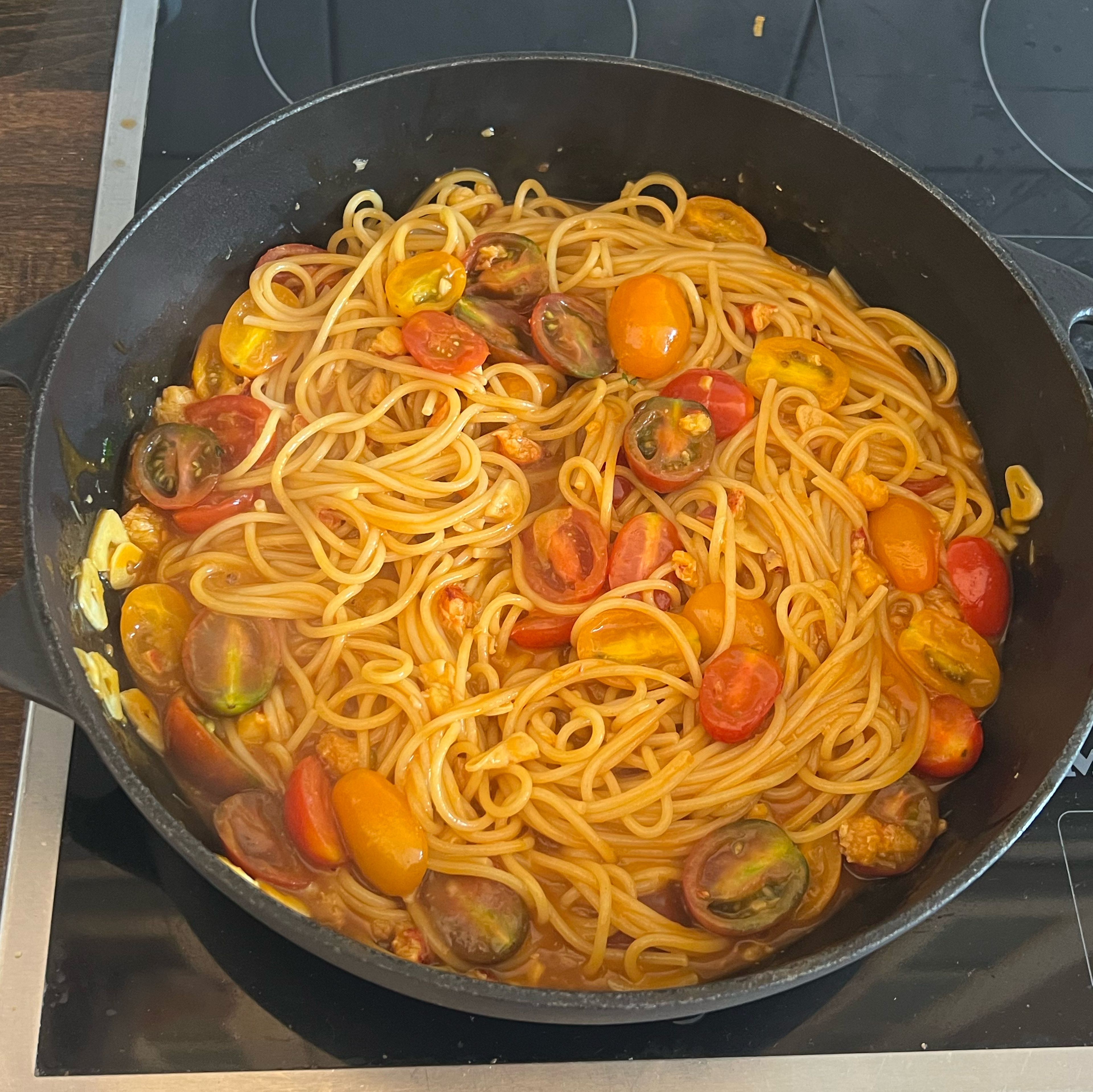 ANRICHTEN Knoblauch in ein wenig Olivenöl leicht andünsten. Hummersauce und Datteltomaten dazugeben. Die Sauce kurz aufkochen lassen. Das Hummerfleisch dazugeben und in der Sauce kurz erwärmen. Die gekochten Spaghetti zur Sauce geben, Petersilie beifügen und alles gut vermischen. Spaghetti auf vorgewärmten Tellern anrichten.