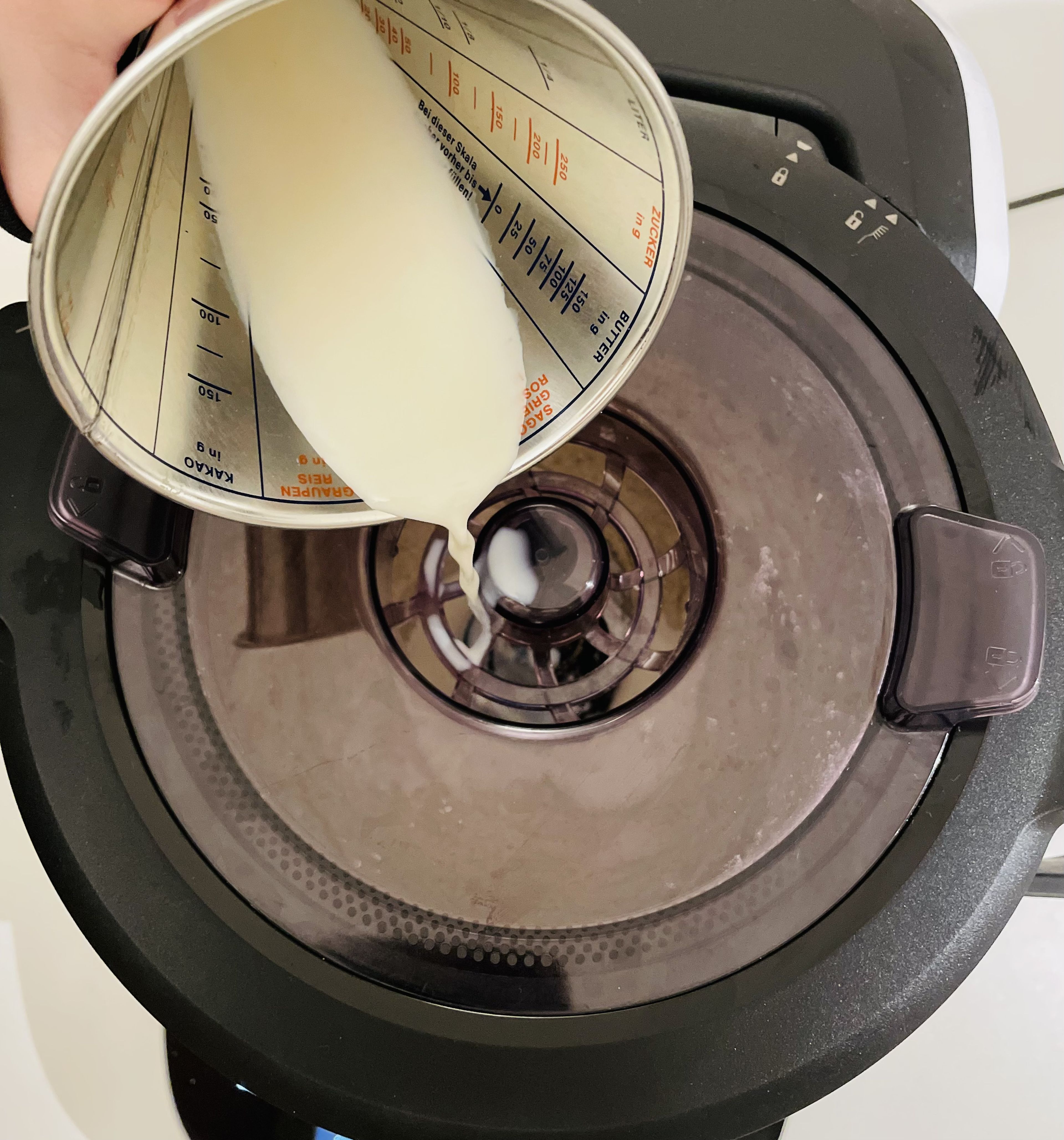 Milch und Vanilleextrakt über die Öffnung im Deckel hinzugeben und verrühren.
(Cookit Universalmesser | Stufe 11 | 0°C | 1 Min.)