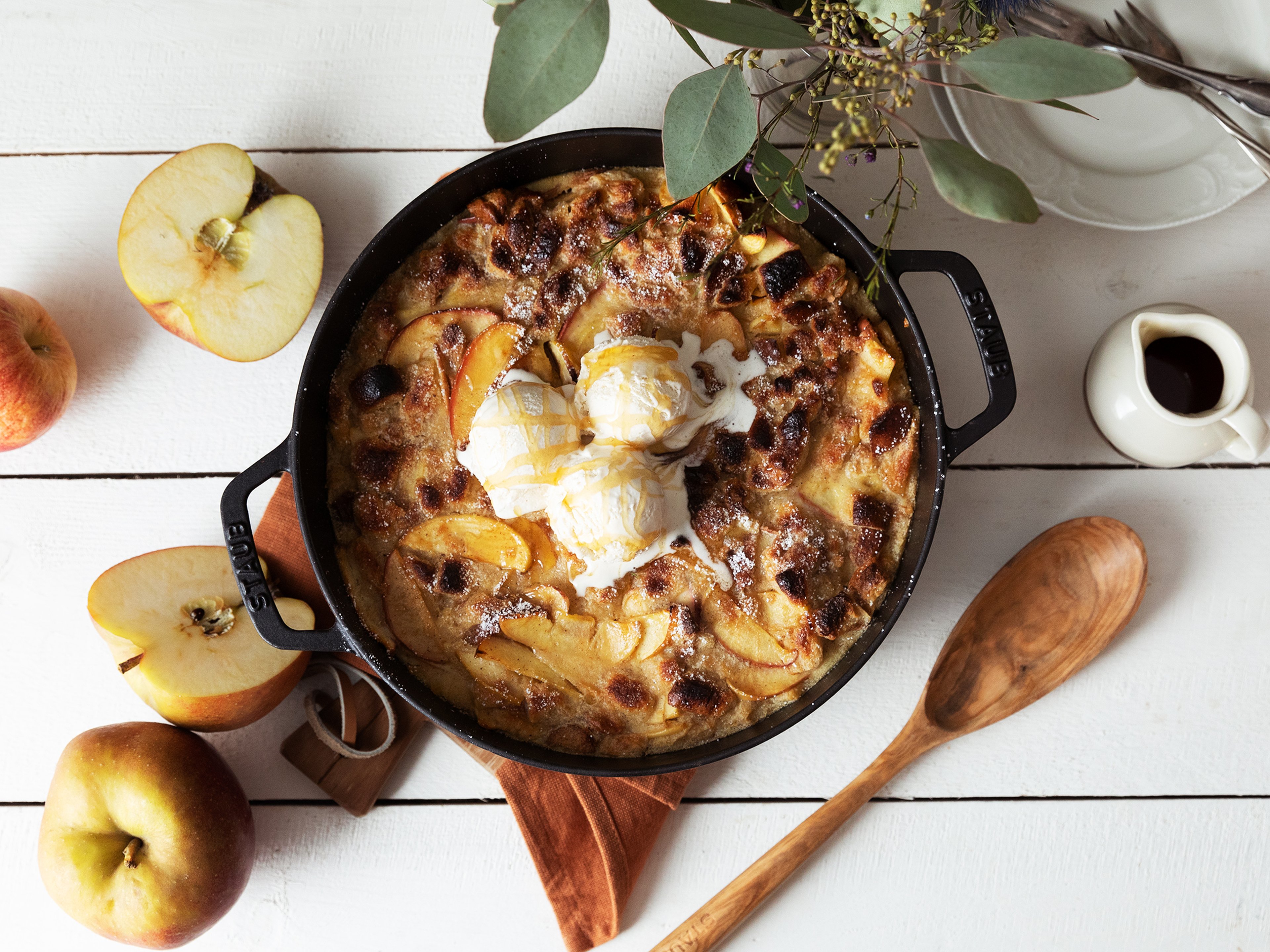 Brotpudding mit Äpfeln und Honig