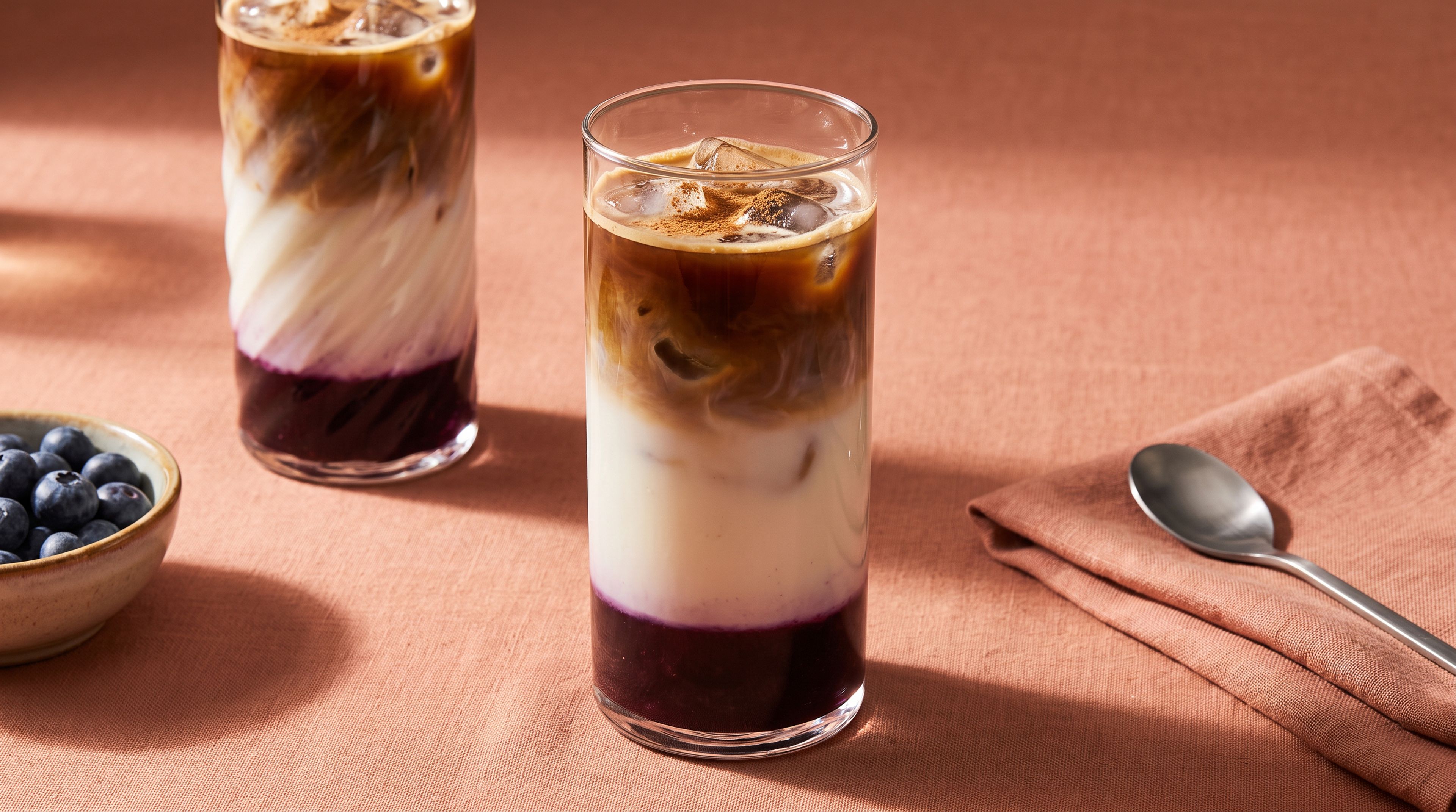 Iced Blueberry Latte: So machst du den erfrischenden Kaffee-Trend selbst