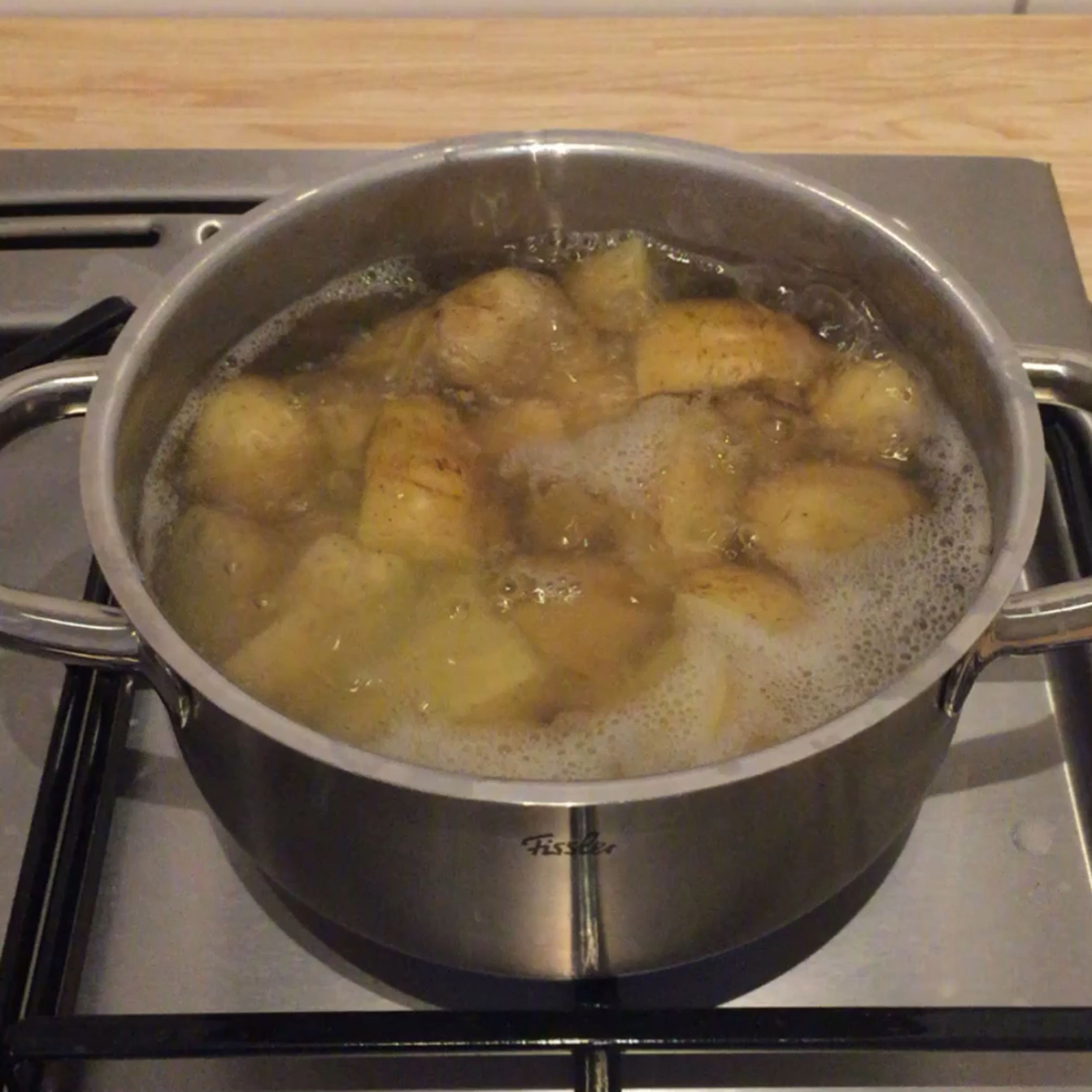 Die Kartoffeln 🥔 waschen, putzen und ggf. halbieren oder vierteln. Anschließend in Wasser mit reichlich Salz für ca. 20-25 Minuten gar kochen.