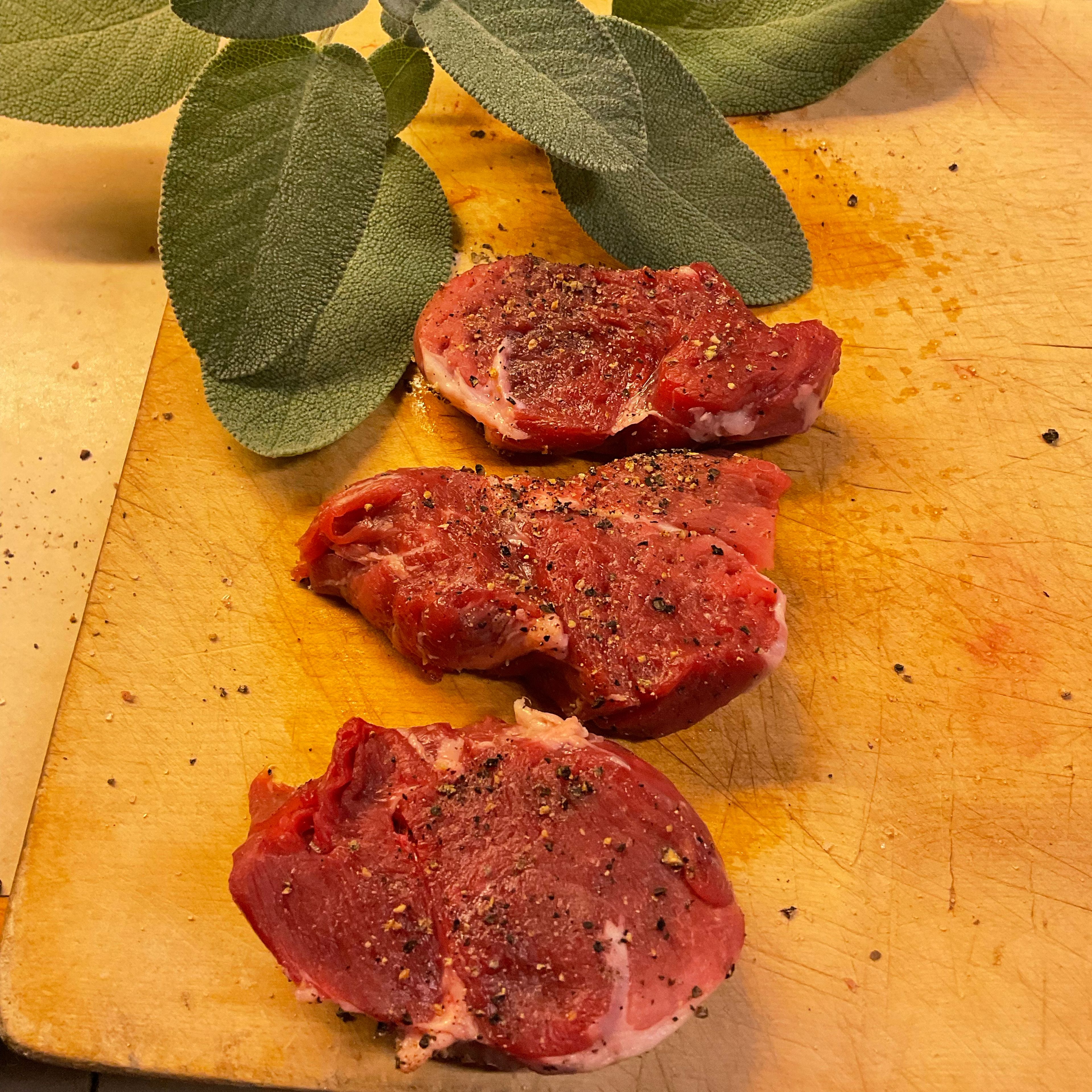 Wer mich kennt weiß, ohne Fleisch gehts bei mir alten Carnivoren nicht. Habe gerade schönstes Schweinefilet vom Biohof Arzberger in Griesau eingefroren und mir vorher 2, 3 Scheiben fürs Pilzgericht abgesäbelt. Ein bisschen salzen und pfeffern und beim grillen ein Salbeiblatt am Schuß dazu, mehr brauchts nicht.