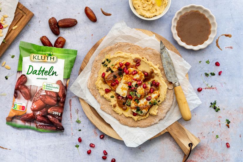 Flatbread mit Halloumi und Dattelsauce